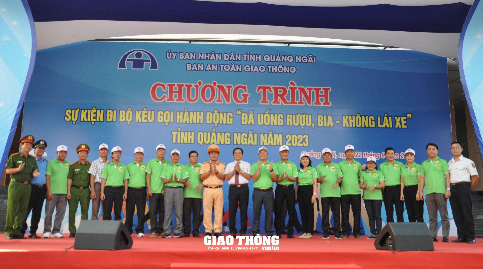 Quảng Ngãi: 500 người đi bộ kêu gọi hành động "Đã uống rượu bia-Không lái xe" - Ảnh 11.