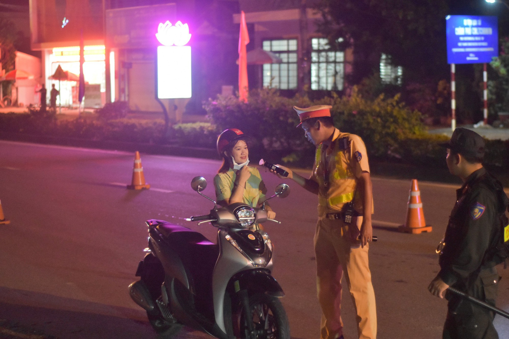 Tài xế ô tô biển số đỏ ở Quảng Trị dính nồng độ cồn trên QL9 - Ảnh 2.