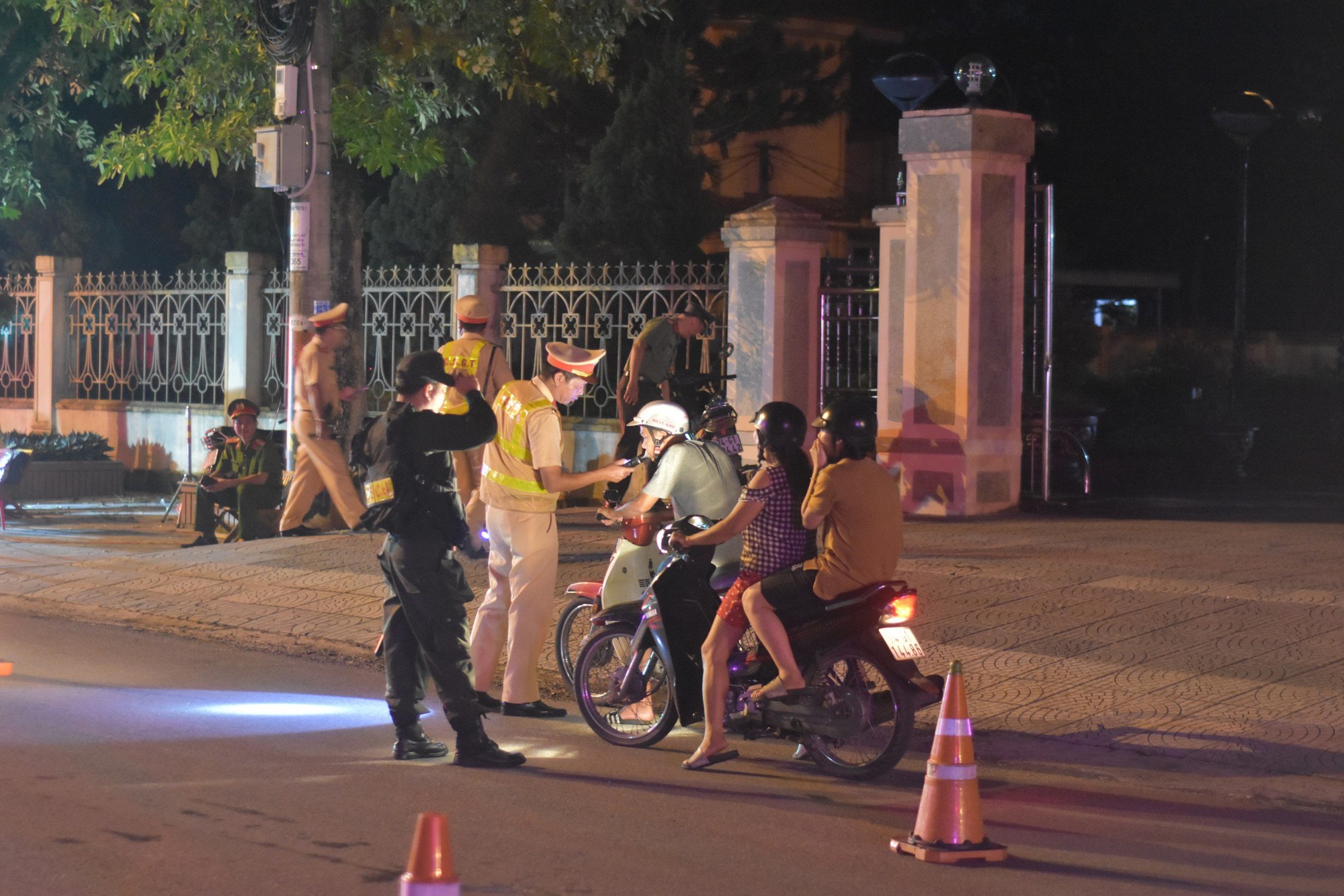 Tài xế ô tô biển số đỏ ở Quảng Trị dính nồng độ cồn trên QL9 - Ảnh 3.