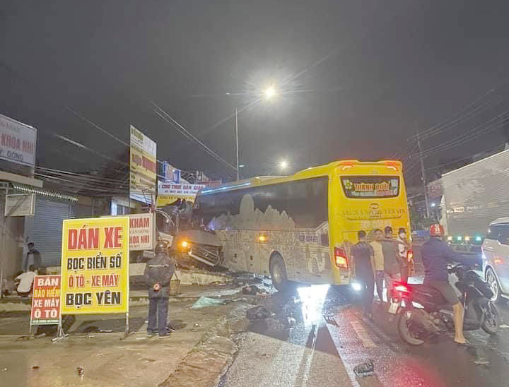 Đồng Nai: Xe Thành Bưởi tông xe khách 16 chỗ khiến nhiều người thương vong - Ảnh 3.