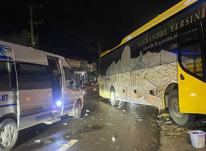 Đồng Nai hai xe khách tông nhau khiến nhiều người thương vong - Ảnh 1.