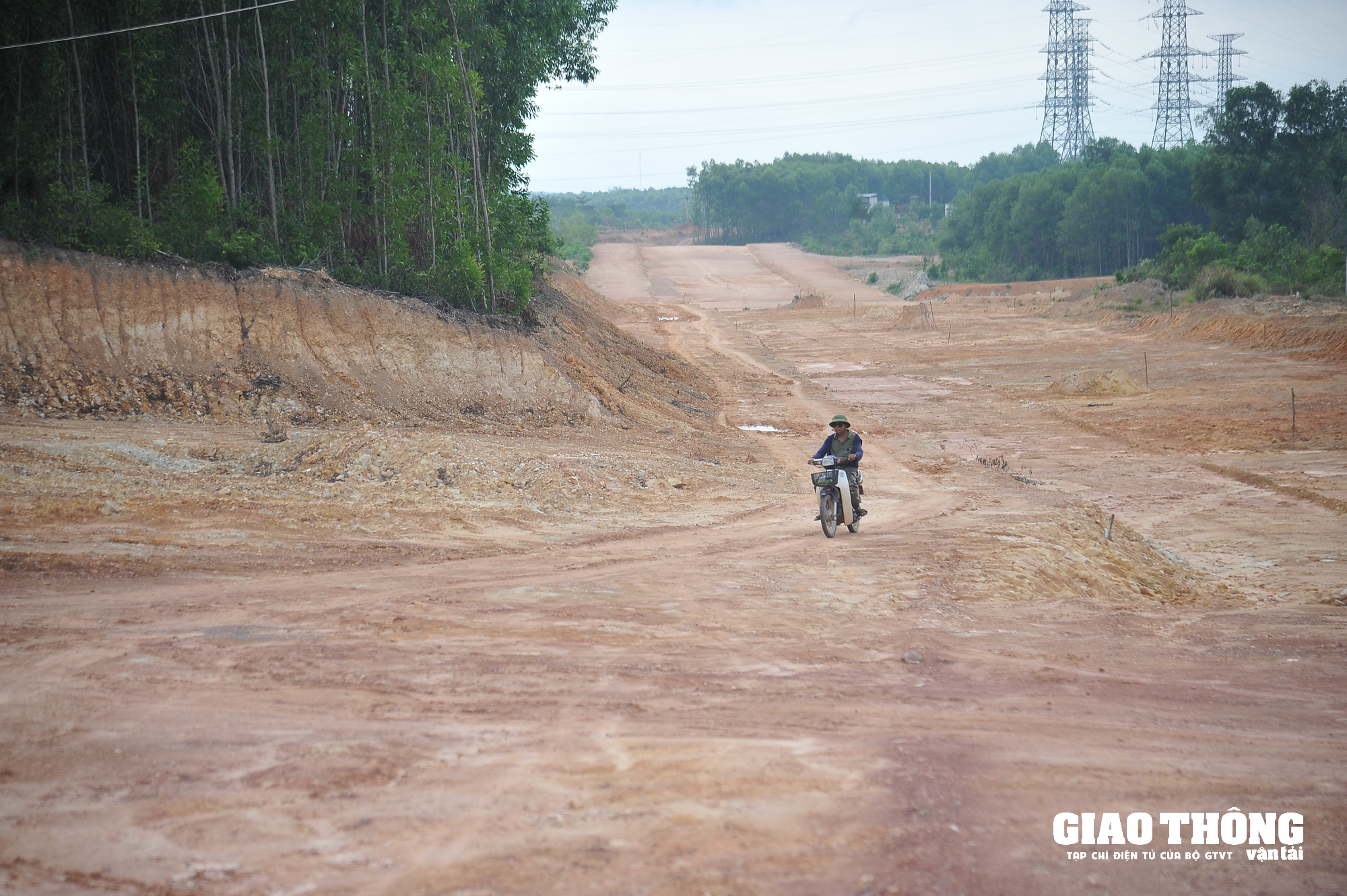 Dự án đường giao thông tiền tỷ 'nhếch nhác' khiến người dân bức xúc - Ảnh 1.