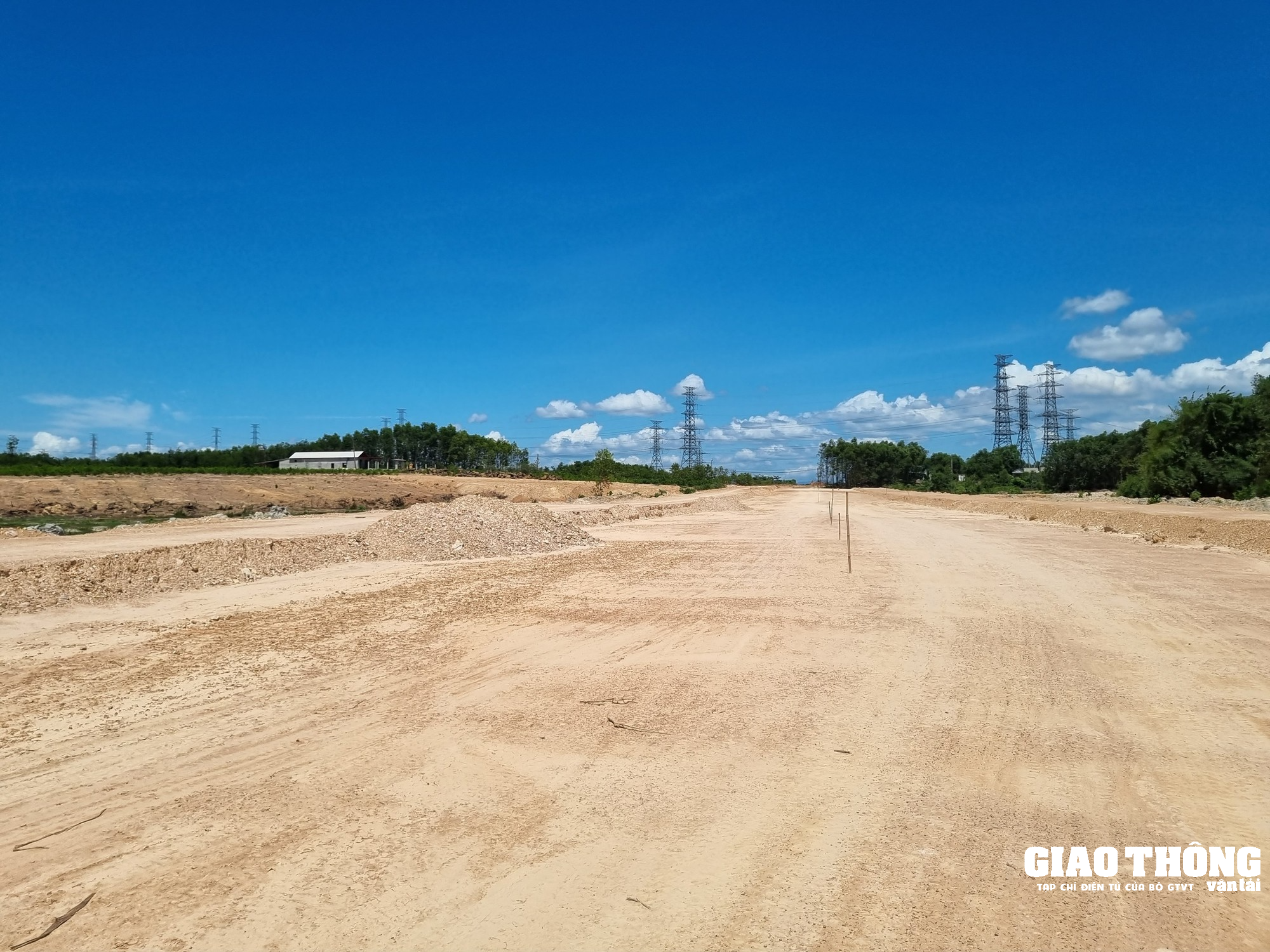 Dự án đường giao thông tiền tỷ 'nhếch nhác' khiến người dân bức xúc - Ảnh 2.