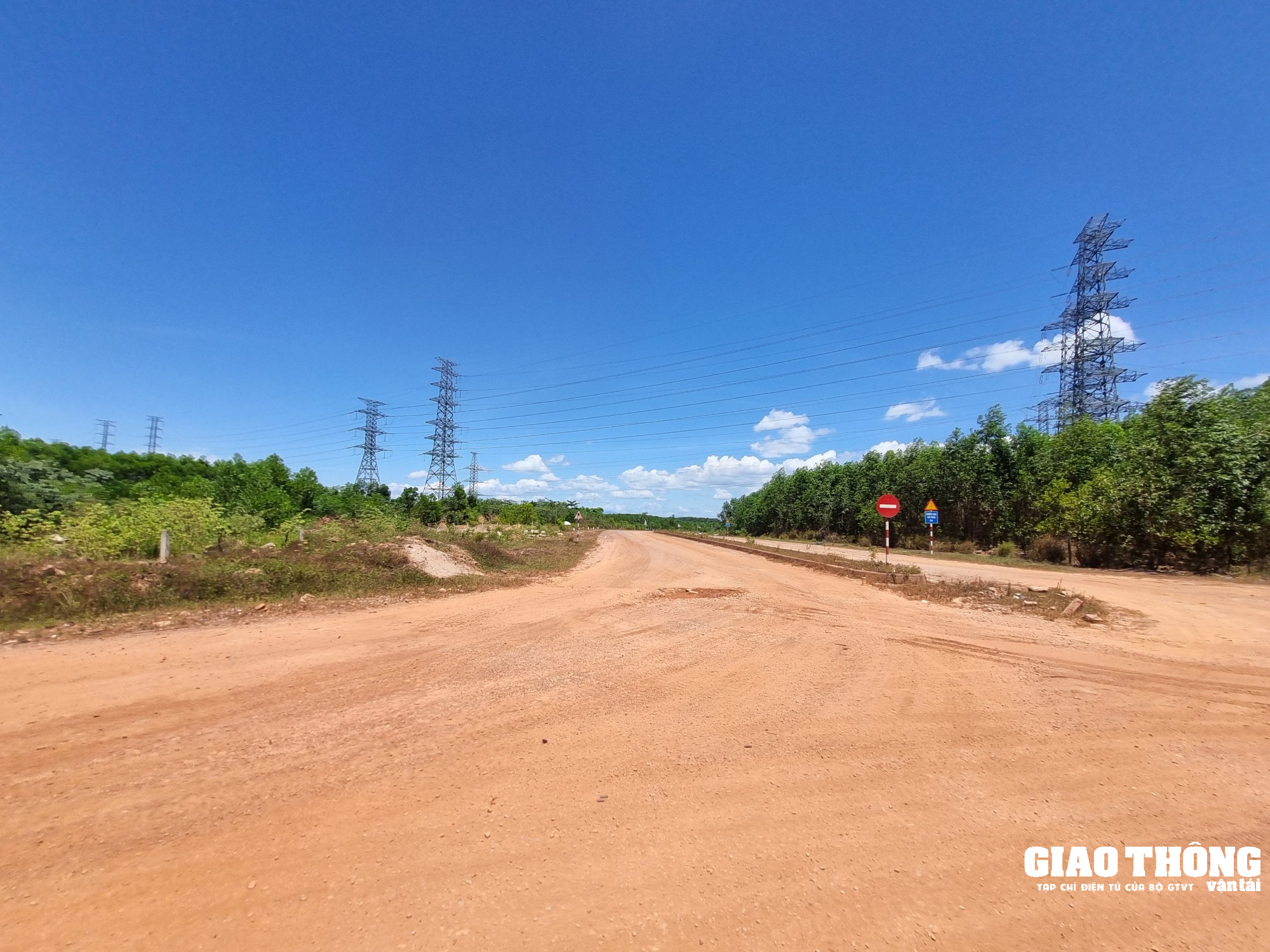 Dự án đường giao thông tiền tỷ 'nhếch nhác' khiến người dân bức xúc - Ảnh 8.