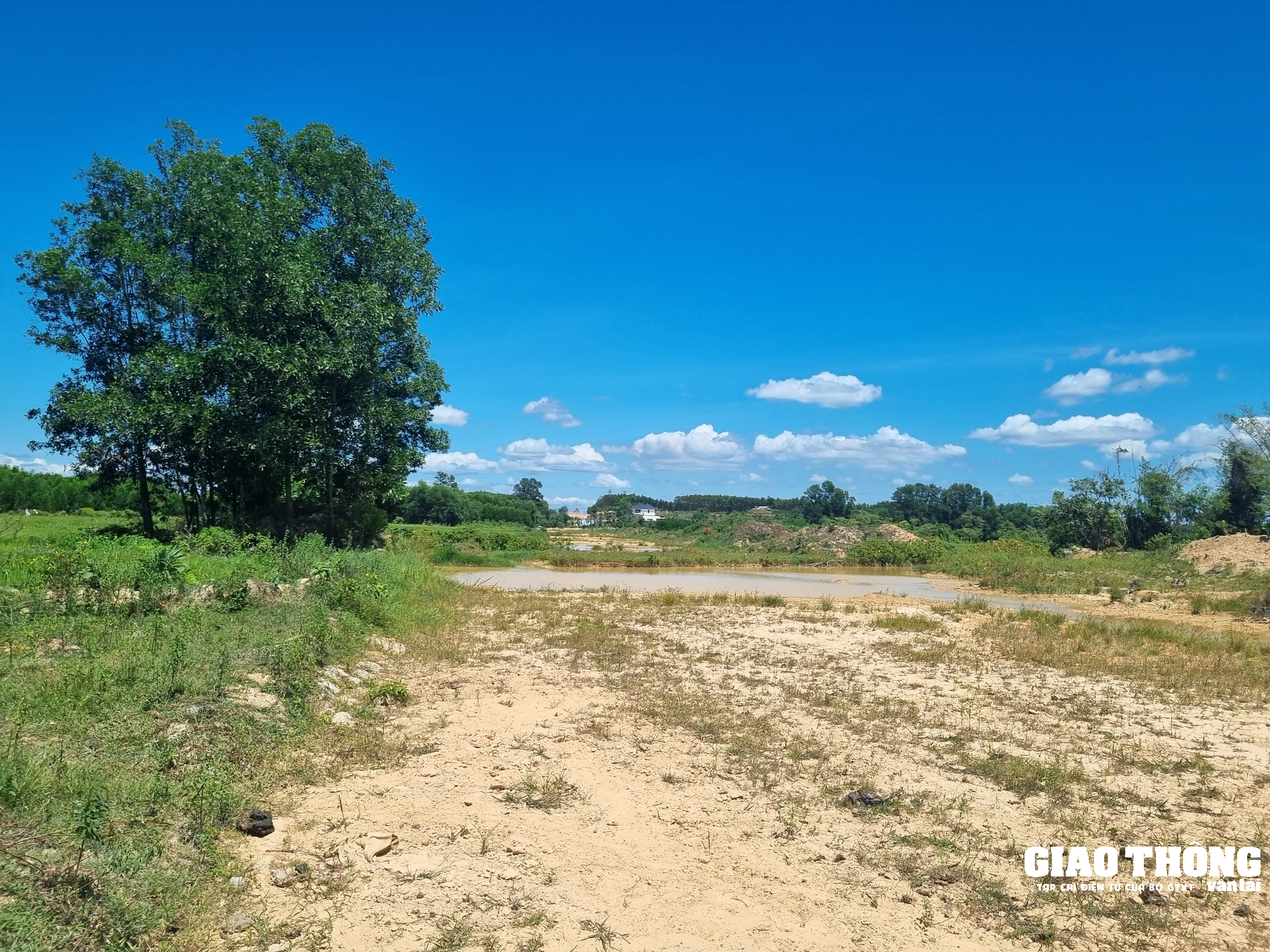 Dự án đường giao thông tiền tỷ 'nhếch nhác' khiến người dân bức xúc - Ảnh 9.