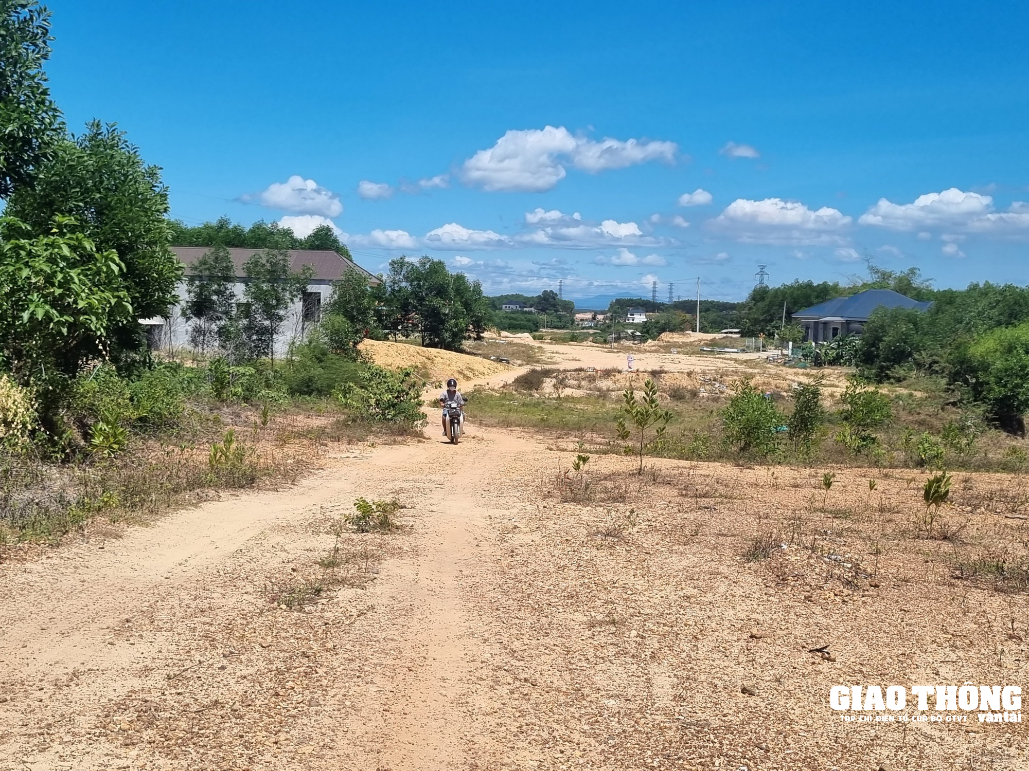 Dự án đường giao thông tiền tỷ 'nhếch nhác' khiến người dân bức xúc - Ảnh 10.