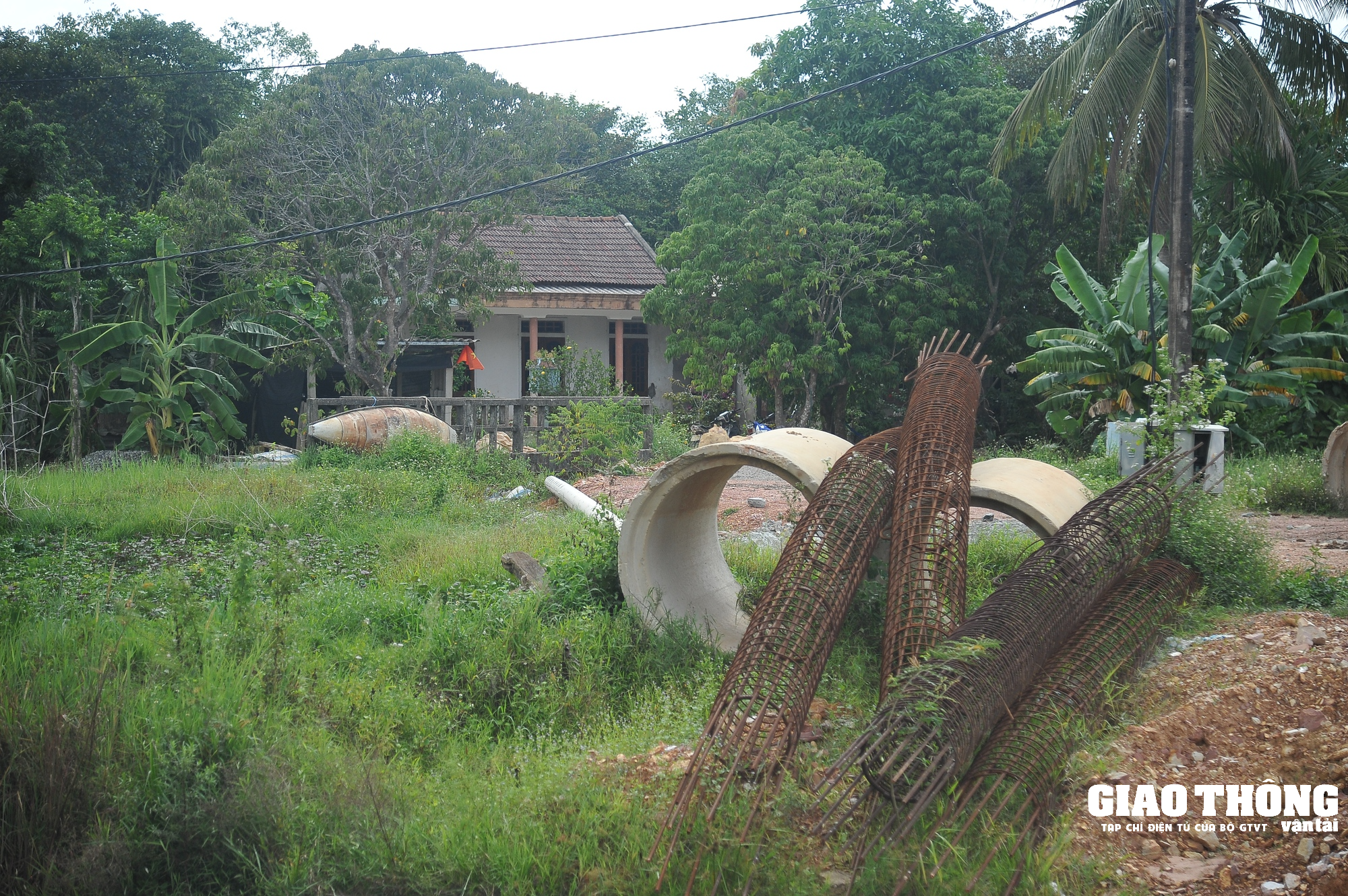 Dự án đường giao thông tiền tỷ 'nhếch nhác' khiến người dân bức xúc - Ảnh 13.