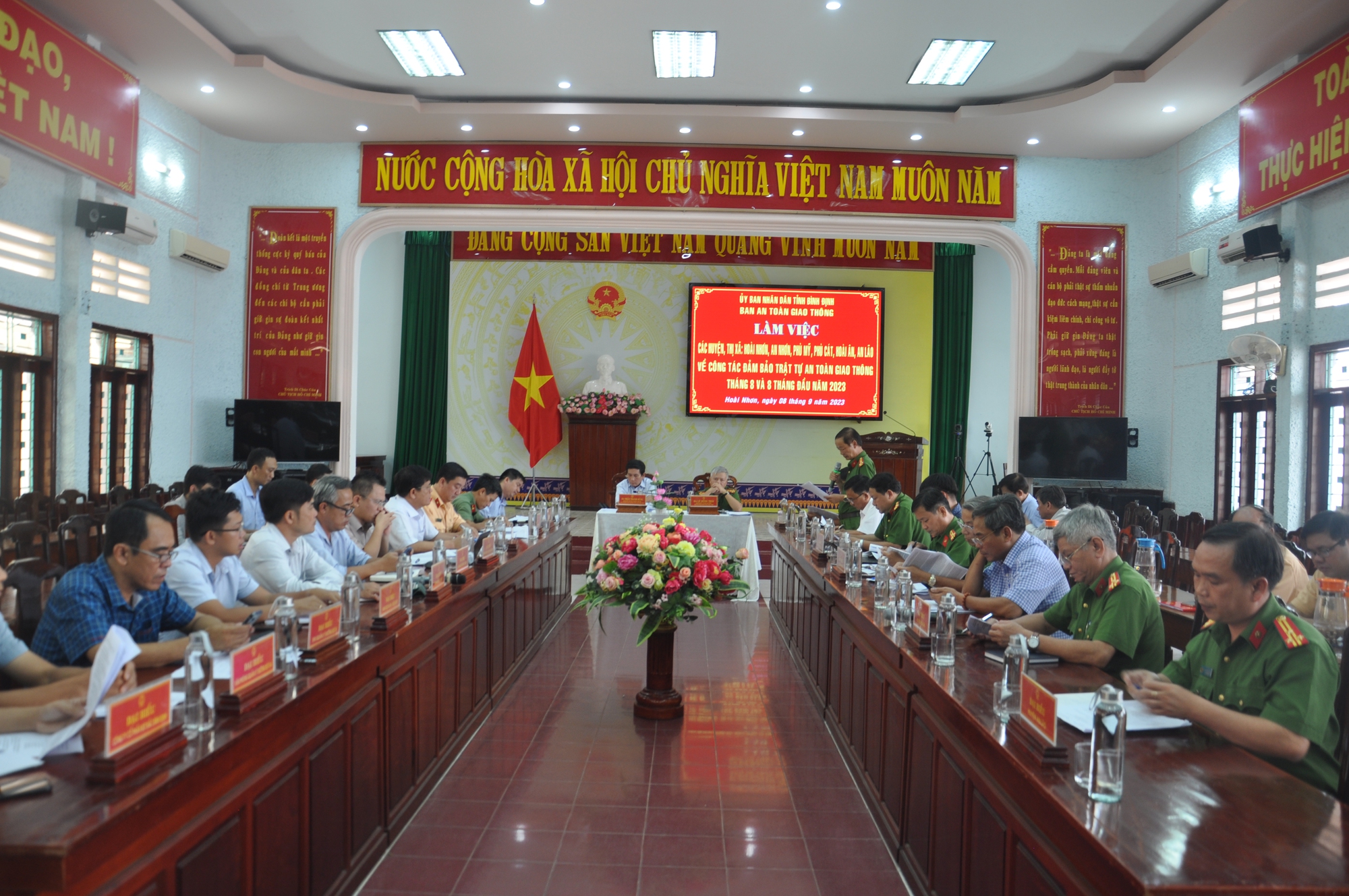 Ban ATGT Bình Định bàn giải pháp kéo giảm TNGT - Ảnh 1.