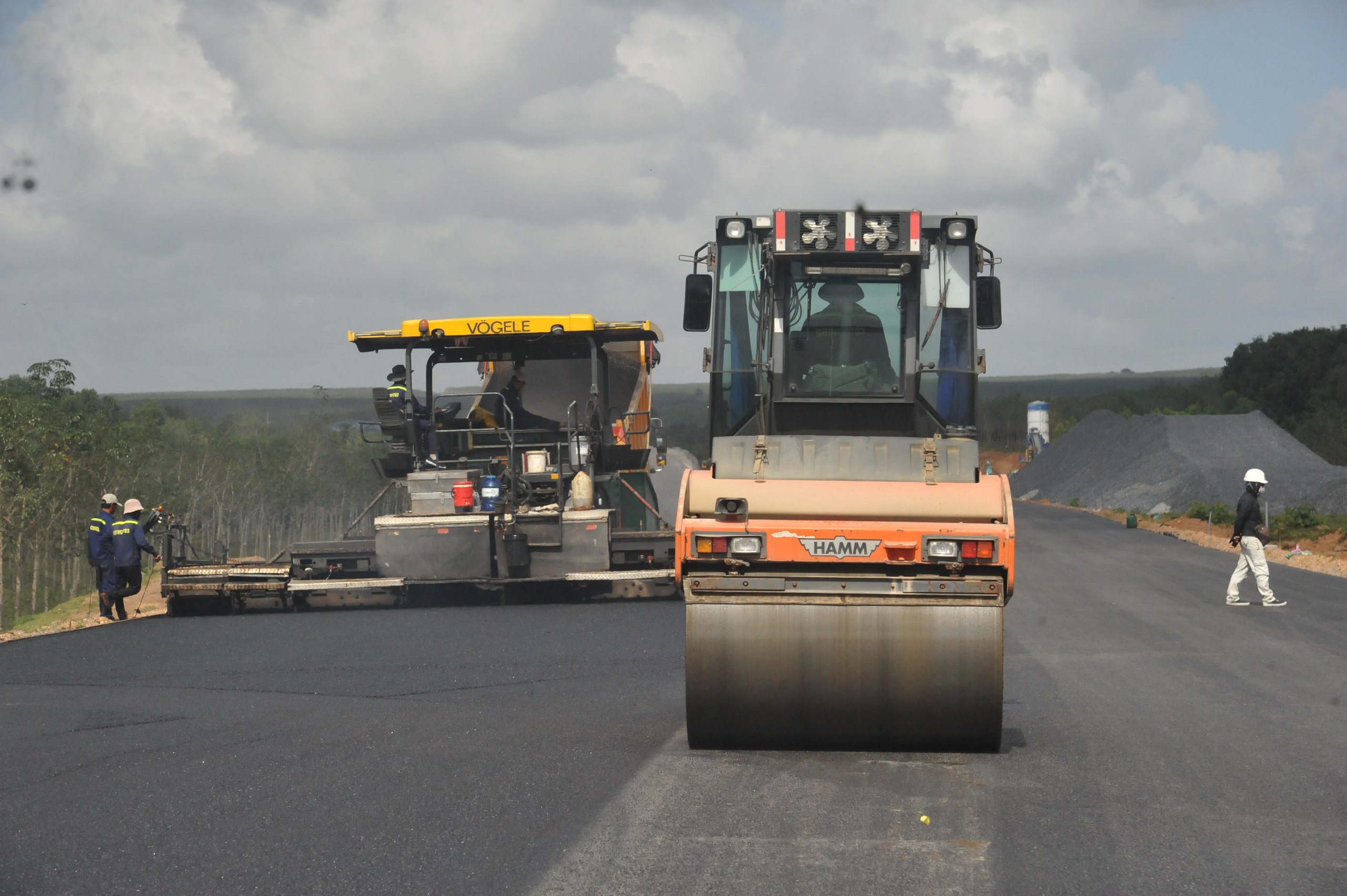 Nhộn nhịp trên công trường cao tốc Vạn Ninh - Cam Lộ- Ảnh 4.