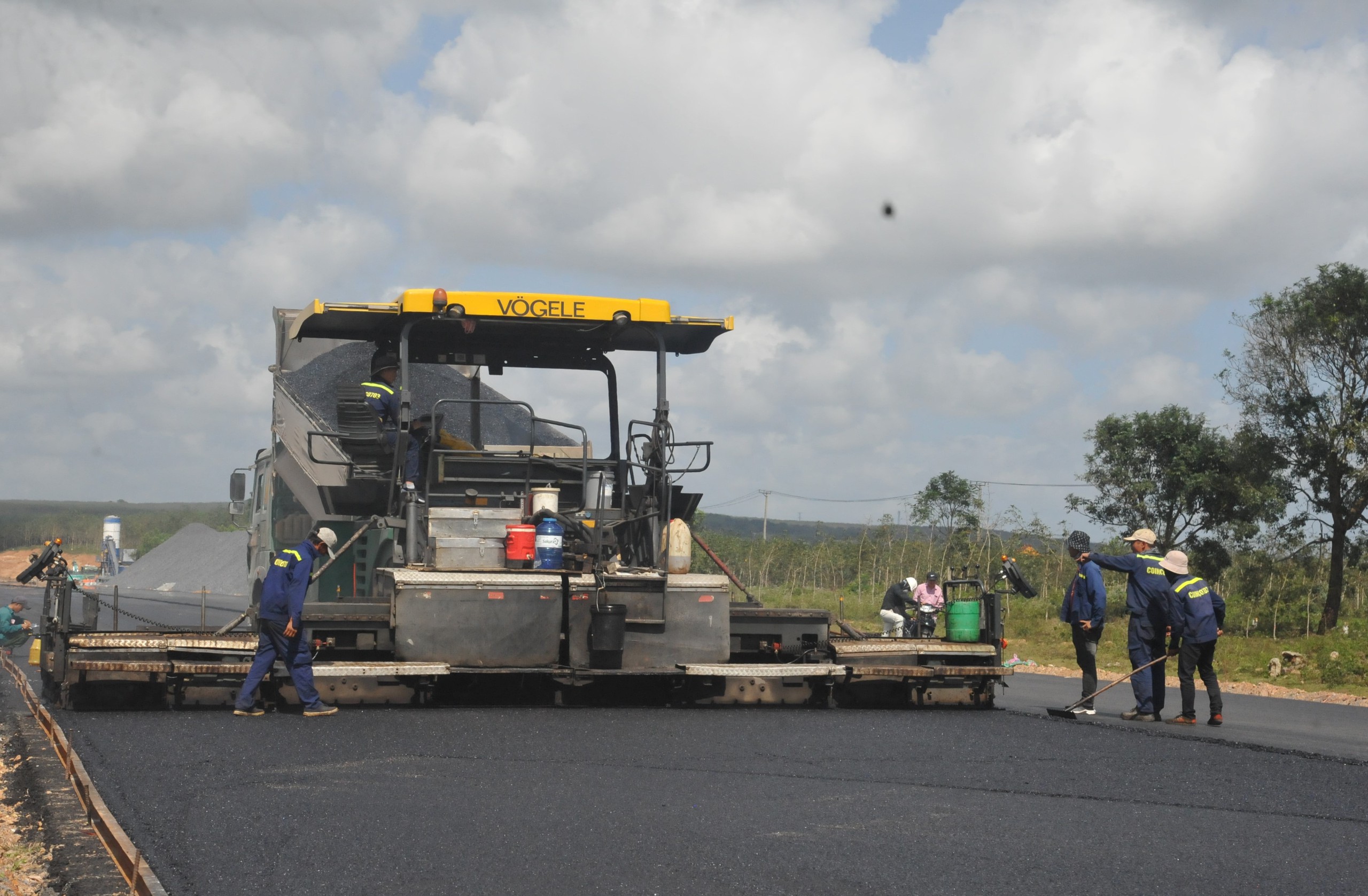 Nhộn nhịp trên công trường cao tốc Vạn Ninh - Cam Lộ- Ảnh 9.