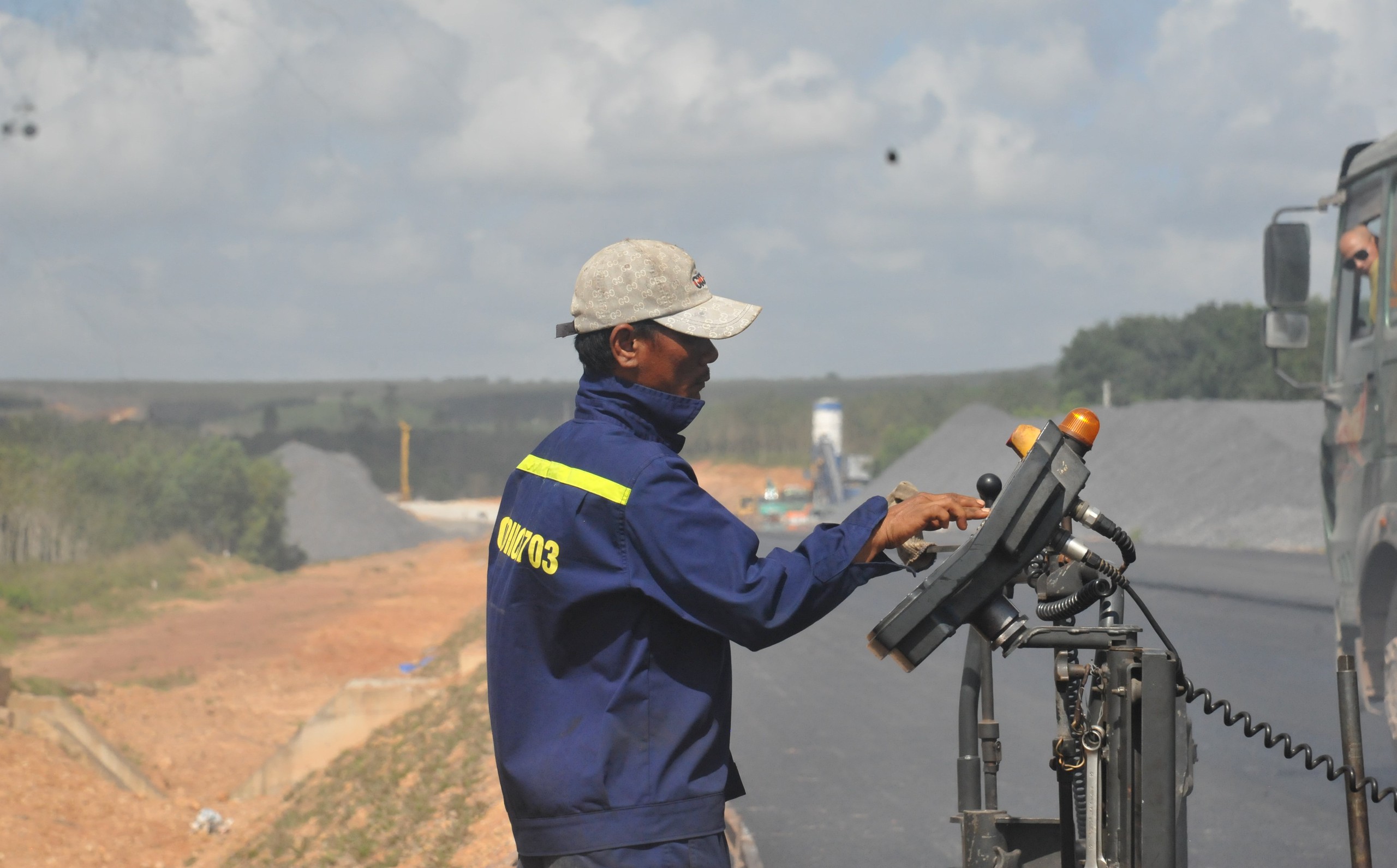 Nhộn nhịp trên công trường cao tốc Vạn Ninh - Cam Lộ- Ảnh 7.