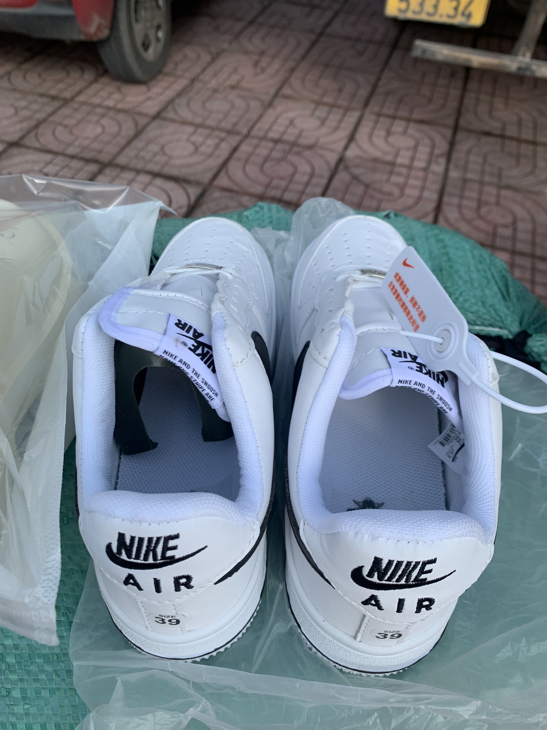 Hà Nội: Phát hiện xe tải chở lô thời trang hàng hiệu không rõ nguồn gốc- Ảnh 4. Hà Nội: Phát hiện xe tải chở lô thời trang hàng hiệu không rõ nguồn gốc- Ảnh 4.