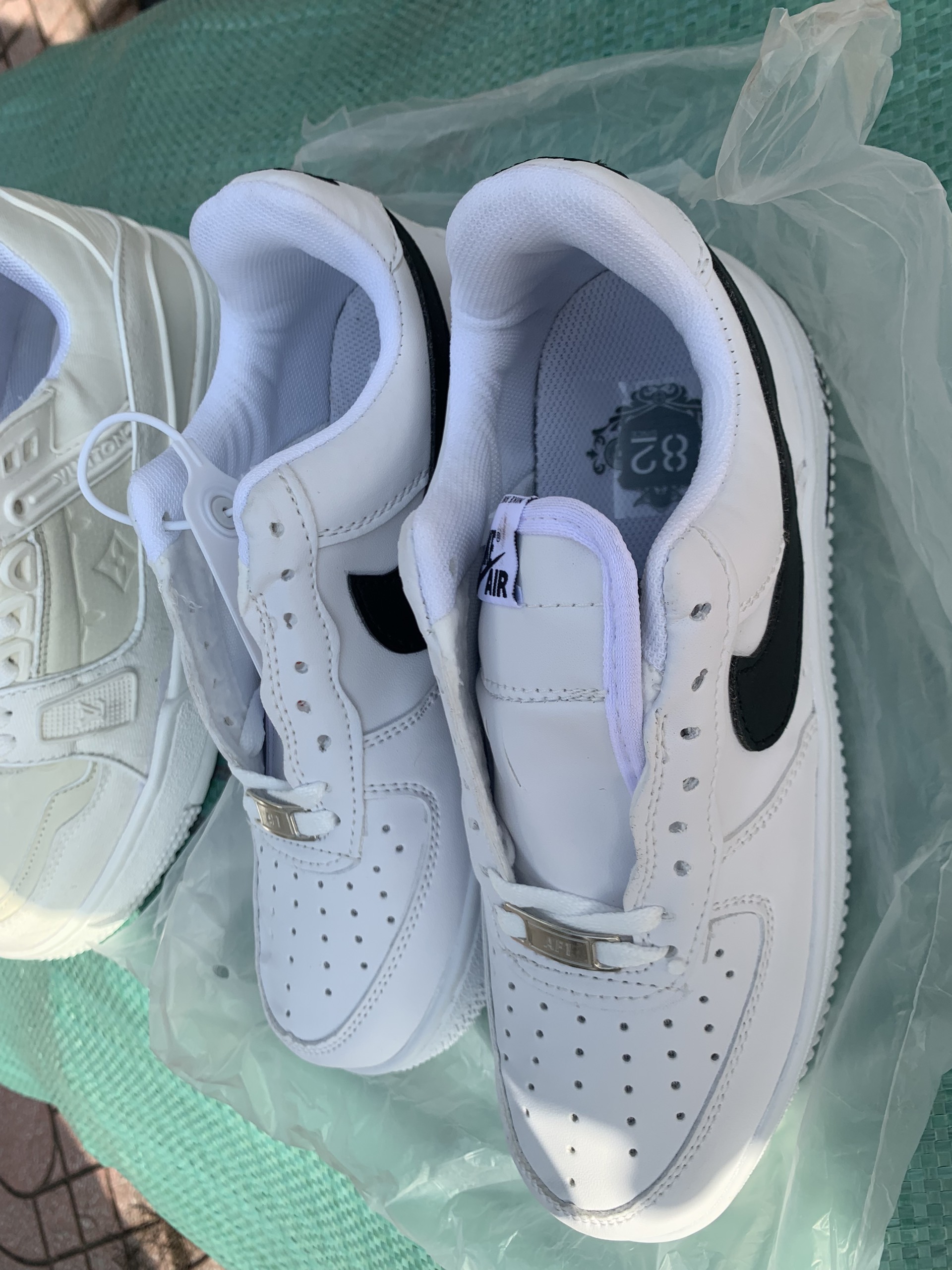 Hà Nội: Phát hiện xe tải chở lô thời trang hàng hiệu không rõ nguồn gốc- Ảnh 5. Hà Nội: Phát hiện xe tải chở lô thời trang hàng hiệu không rõ nguồn gốc- Ảnh 5.