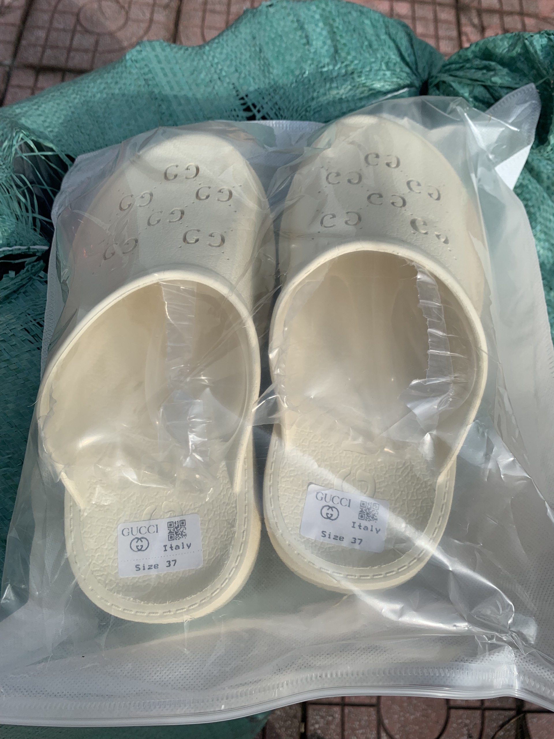 Hà Nội: Phát hiện xe tải chở lô thời trang hàng hiệu không rõ nguồn gốc- Ảnh 6. Hà Nội: Phát hiện xe tải chở lô thời trang hàng hiệu không rõ nguồn gốc- Ảnh 6.