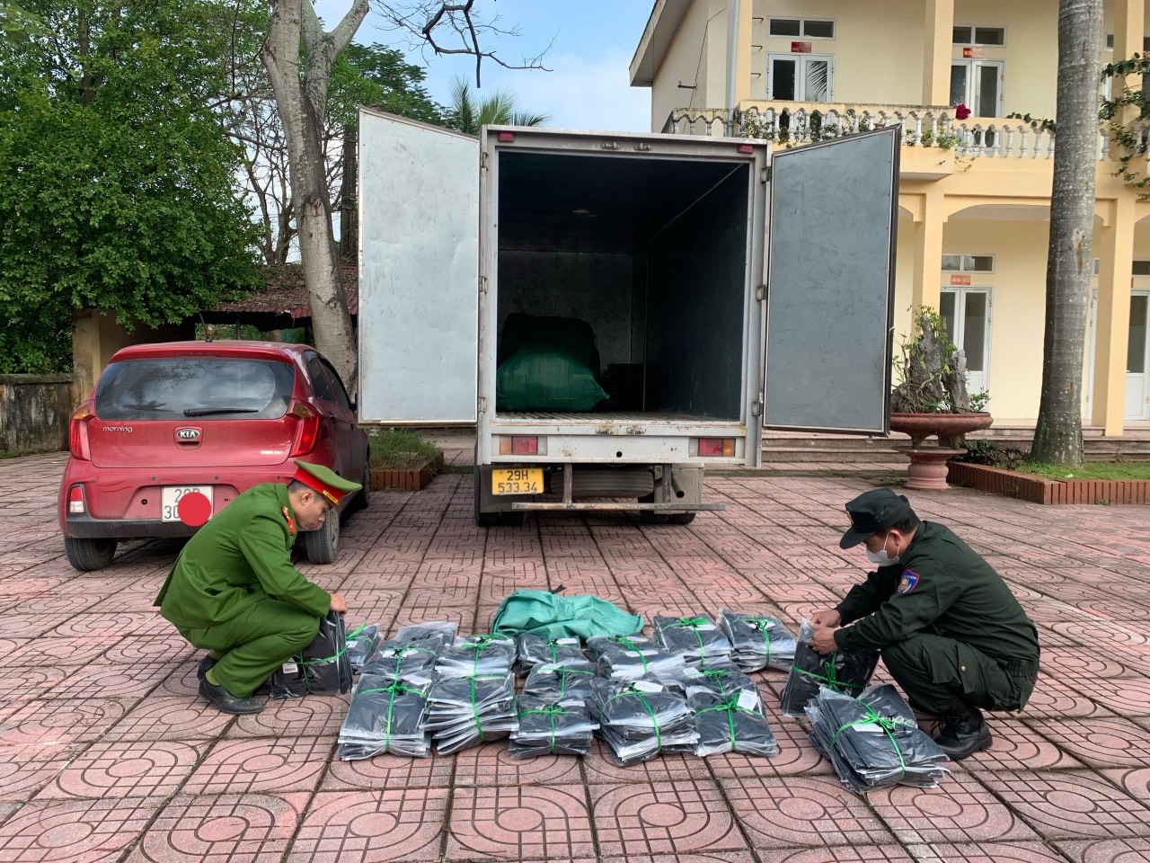 Hà Nội: Phát hiện xe tải chở lô thời trang hàng hiệu không rõ nguồn gốc- Ảnh 2. Hà Nội: Phát hiện xe tải chở lô thời trang hàng hiệu không rõ nguồn gốc- Ảnh 2.