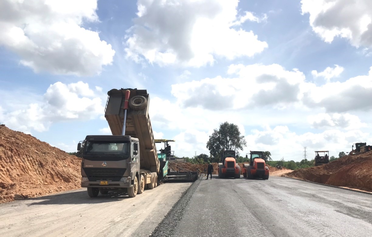 Nhộn nhịp trên công trường cao tốc Vạn Ninh - Cam Lộ- Ảnh 16.