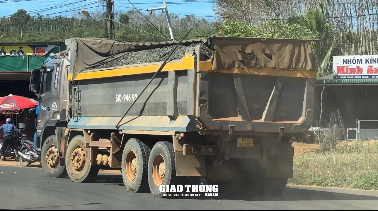 Xe ben chở đá có dấu hiệu quá tải vẫn còn 