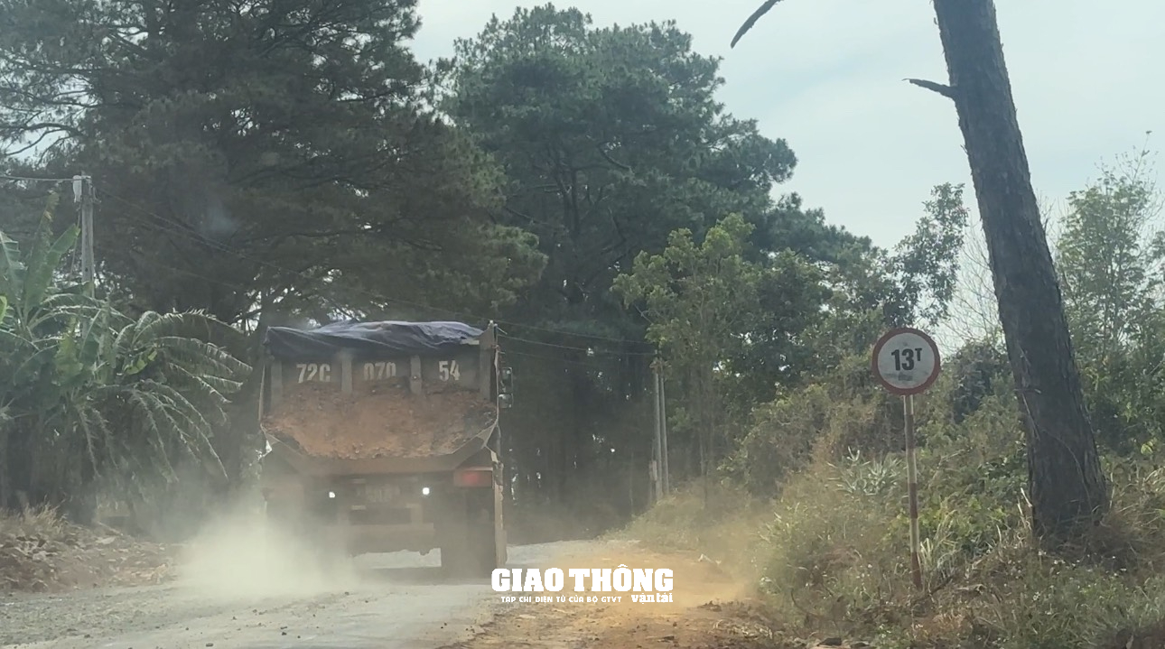 Xe ben chở đá có dấu hiệu quá tải vẫn còn 