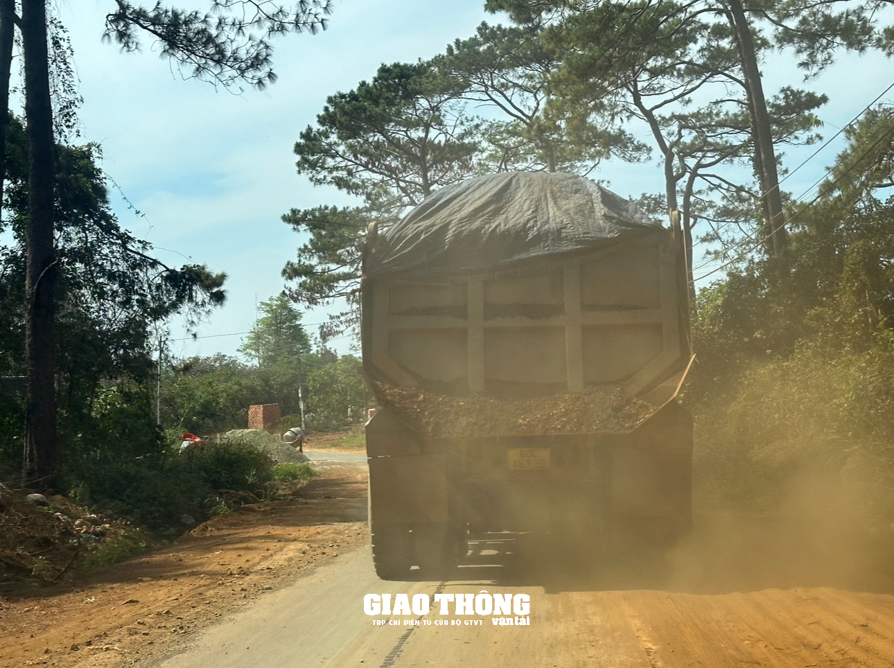 Xe ben chở đá có dấu hiệu quá tải vẫn còn 