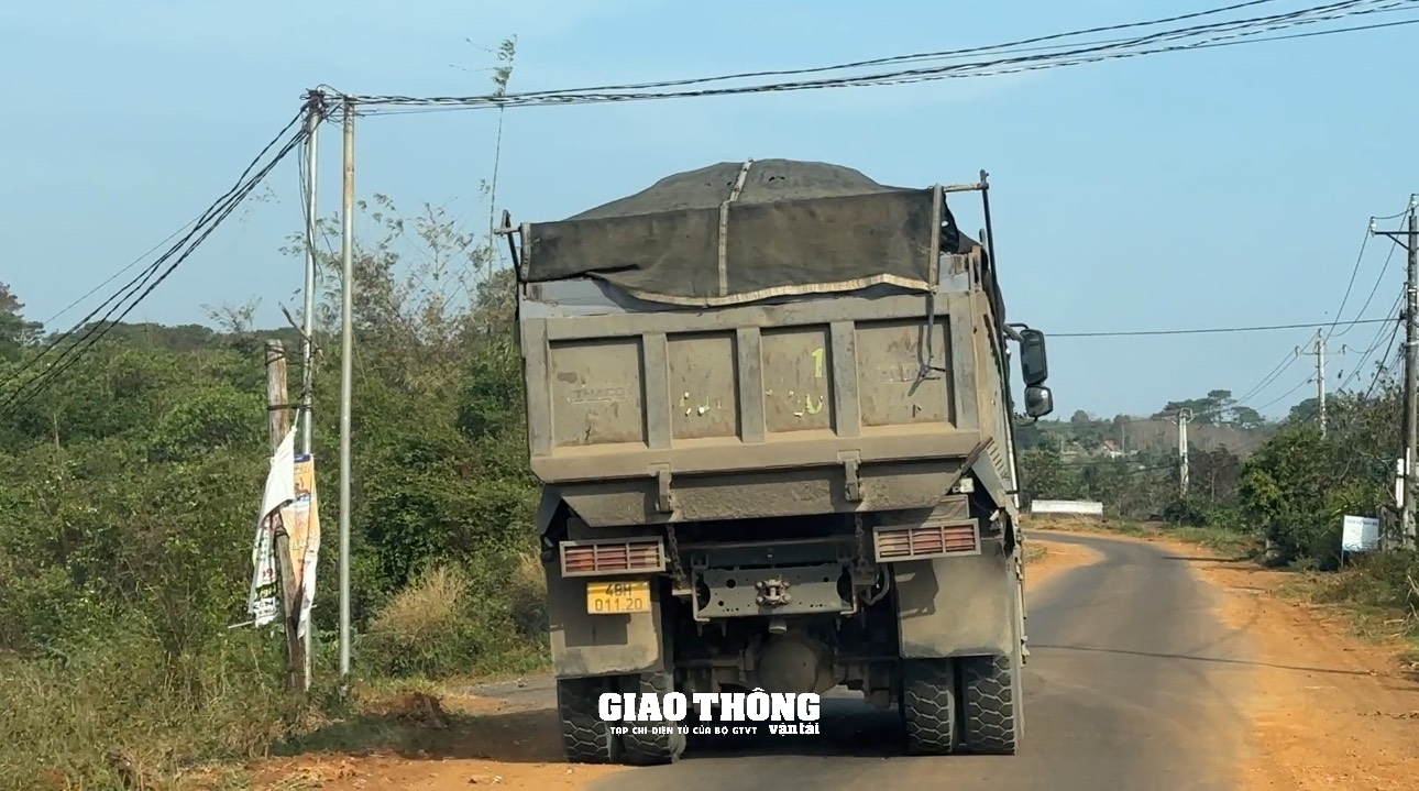 Xe ben chở đá có dấu hiệu quá tải vẫn còn 