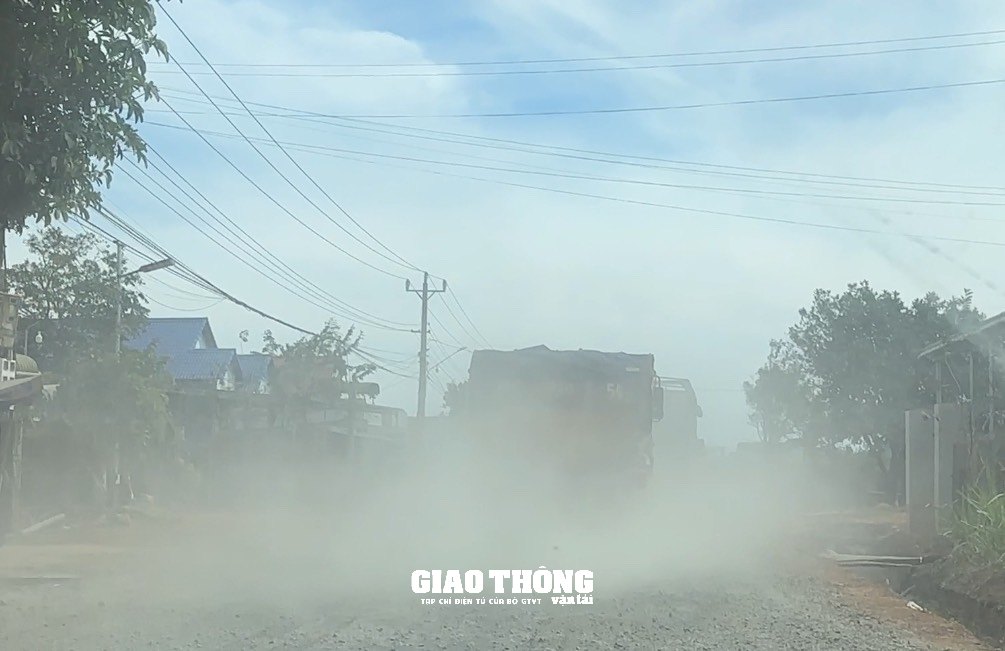 Xe ben chở đá có dấu hiệu quá tải vẫn còn 