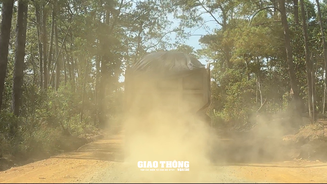 Xe ben chở đá có dấu hiệu quá tải vẫn còn 