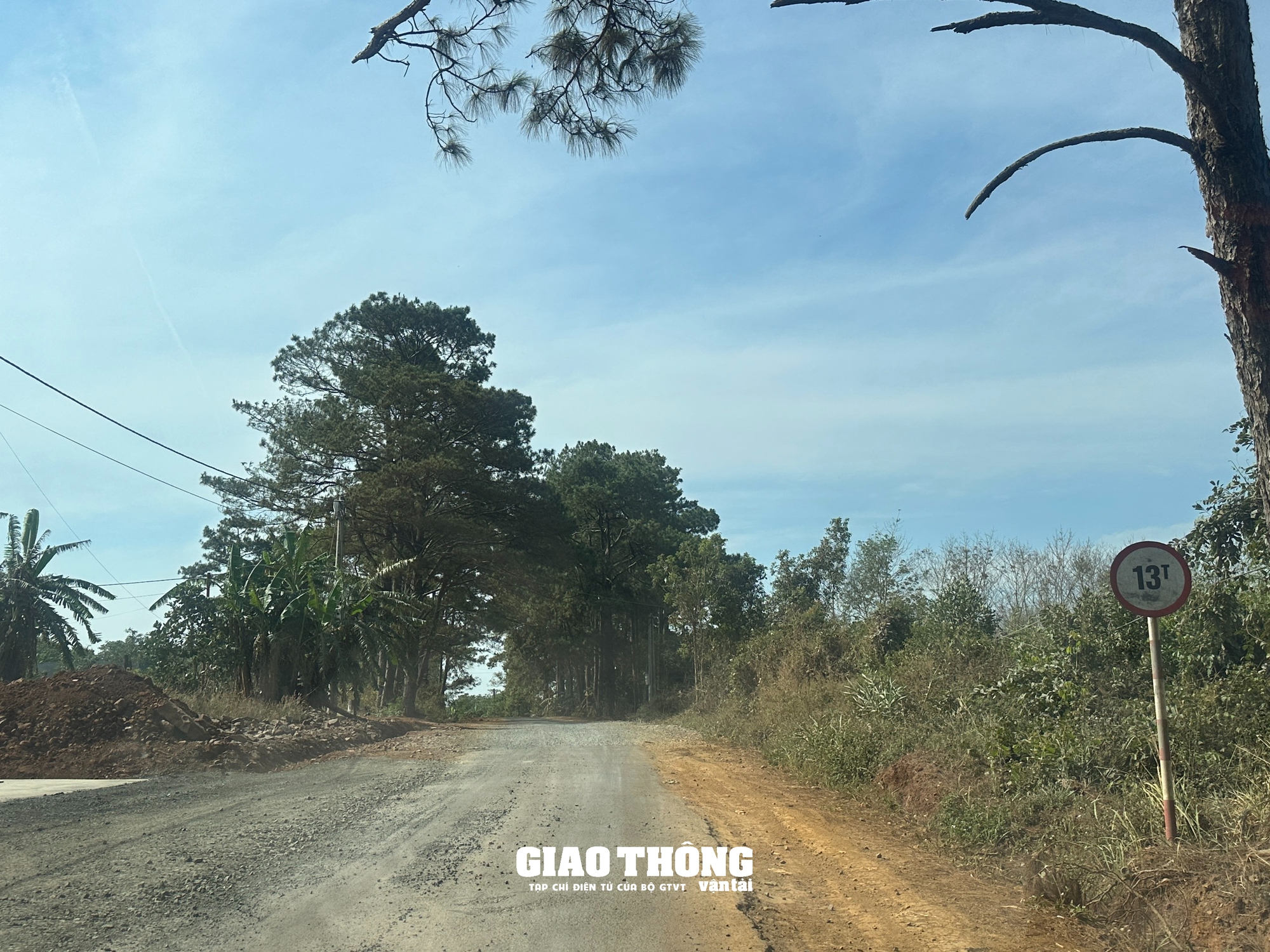 Xe ben chở đá có dấu hiệu quá tải vẫn còn 