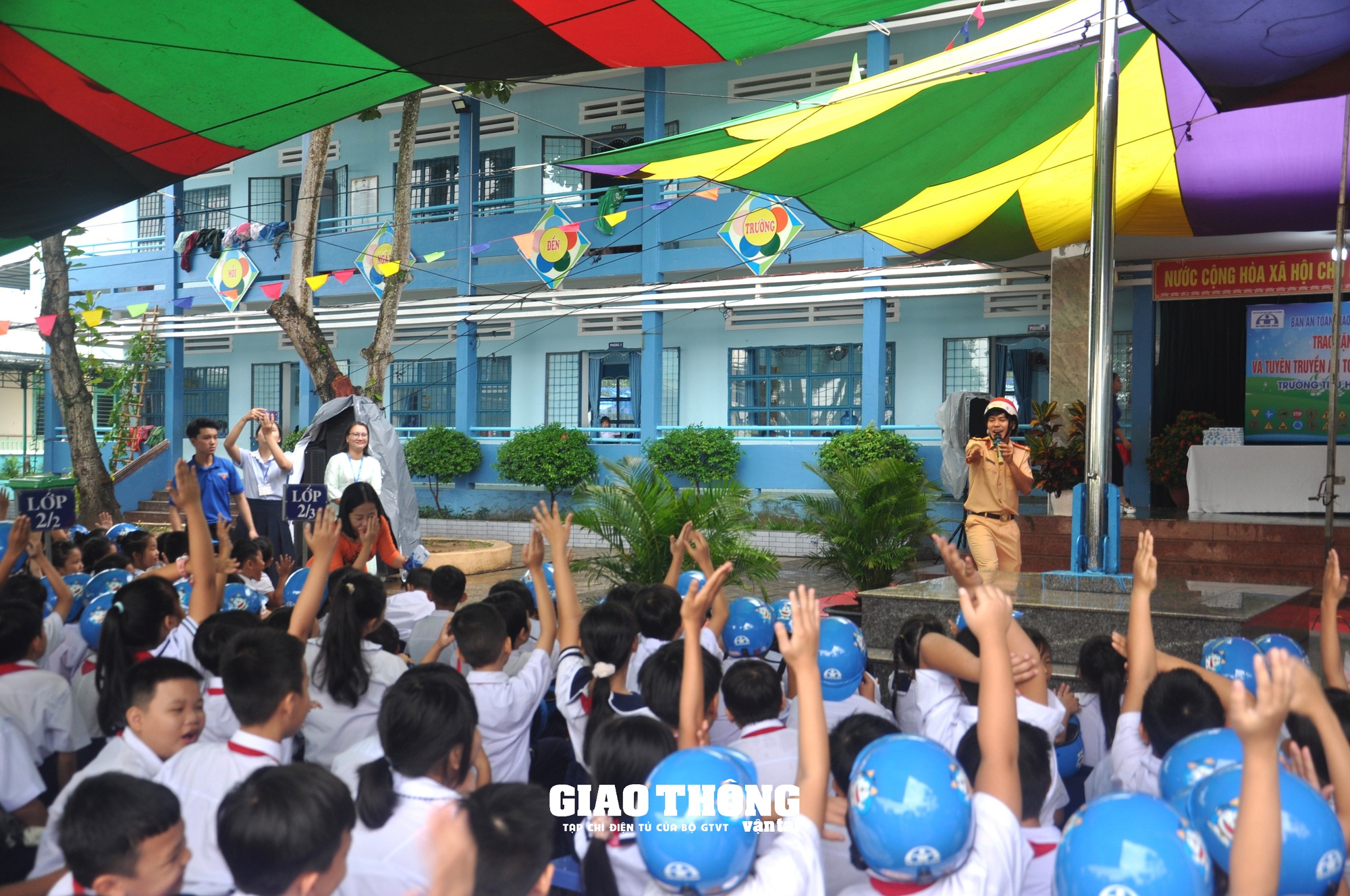 Ban ATGT TP. Đà Nẵng trao tặng mũ bảo hiểm cho học sinh - Ảnh 2.