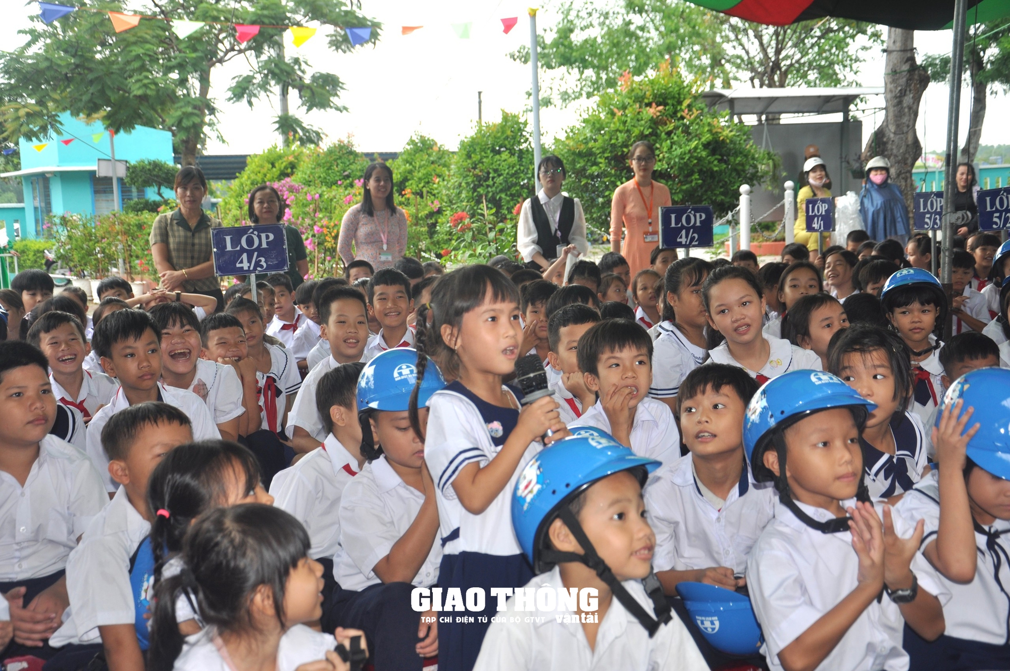 Ban ATGT TP. Đà Nẵng trao tặng mũ bảo hiểm cho học sinh - Ảnh 3.