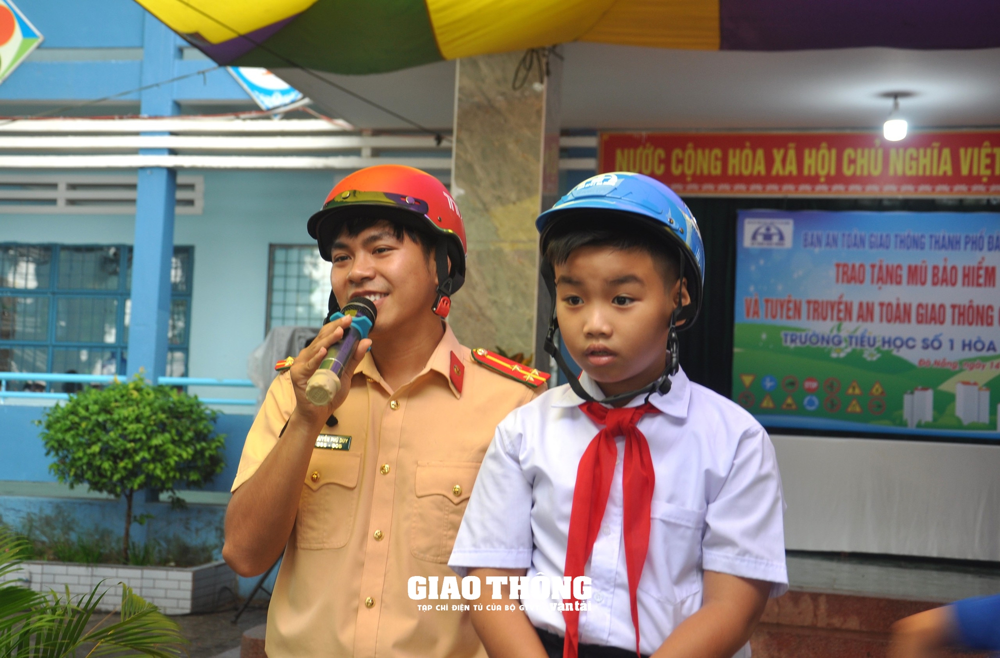 Ban ATGT TP. Đà Nẵng trao tặng mũ bảo hiểm cho học sinh - Ảnh 4.