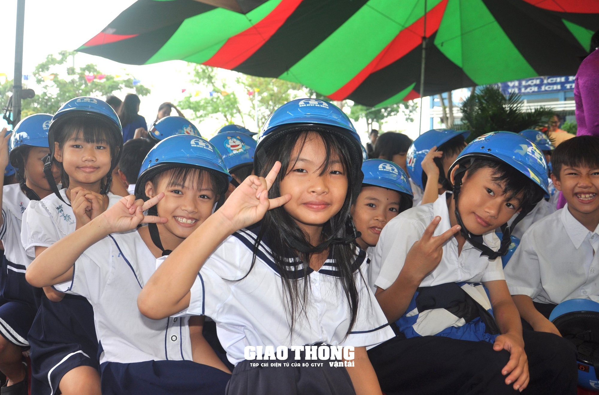 Ban ATGT TP. Đà Nẵng trao tặng mũ bảo hiểm cho học sinh - Ảnh 5.