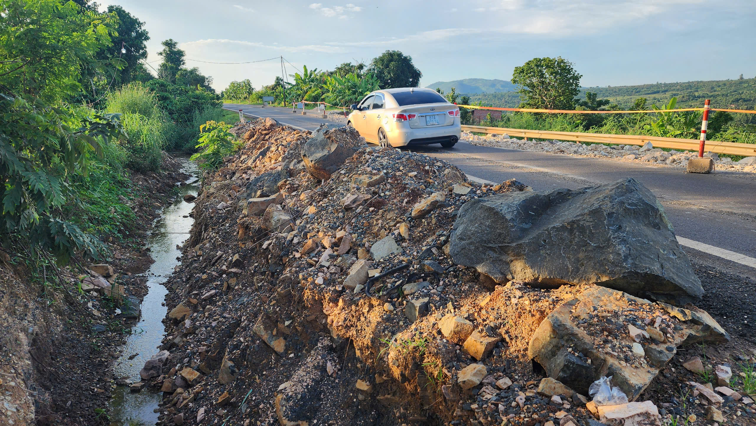 Đắk Lắk: Đường tránh Ea H'leo tiếp tục sụt trượt, hư hỏng nền đường- Ảnh 2. Đắk Lắk: Đường tránh Ea H'leo tiếp tục sụt trượt, hư hỏng nền đường- Ảnh 2.