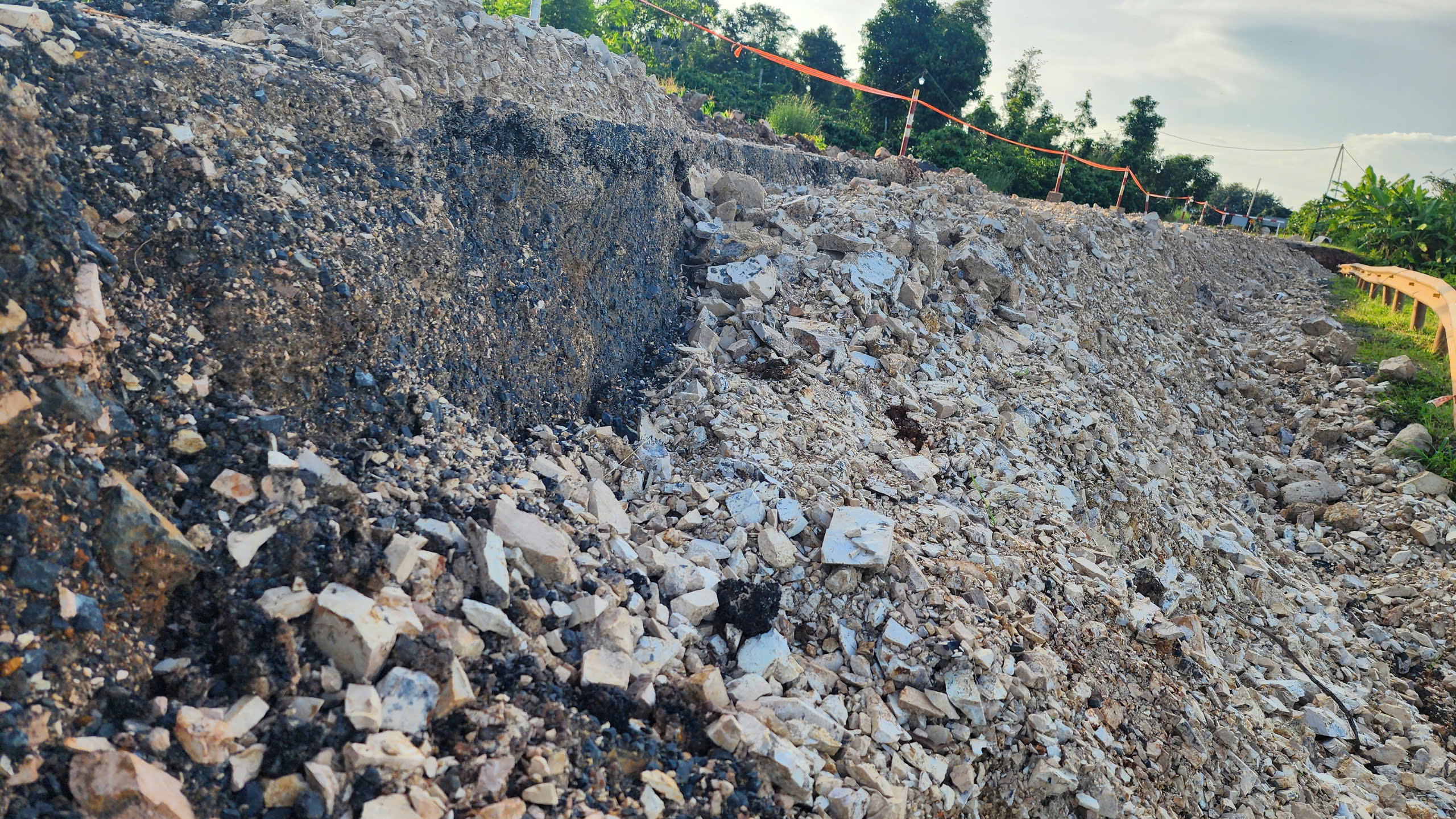 Đắk Lắk: Đường tránh Ea H'leo tiếp tục sụt trượt, hư hỏng nền đường- Ảnh 5. Đắk Lắk: Đường tránh Ea H'leo tiếp tục sụt trượt, hư hỏng nền đường- Ảnh 5.