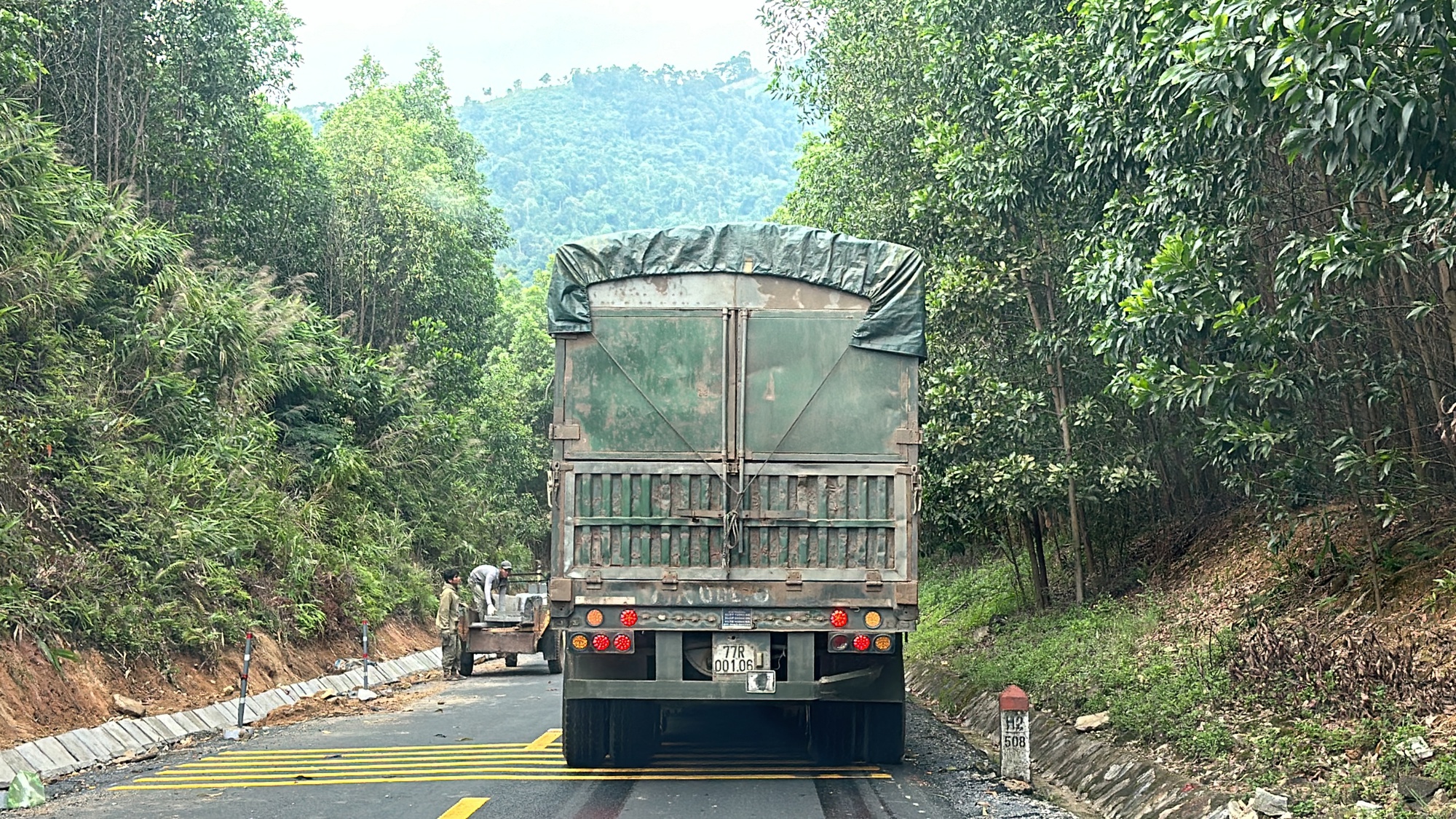 Kinh hoàng xe đầu kéo chở cát quá tải hơn 400% chạy xuyên 3 tỉnh- Ảnh 2.