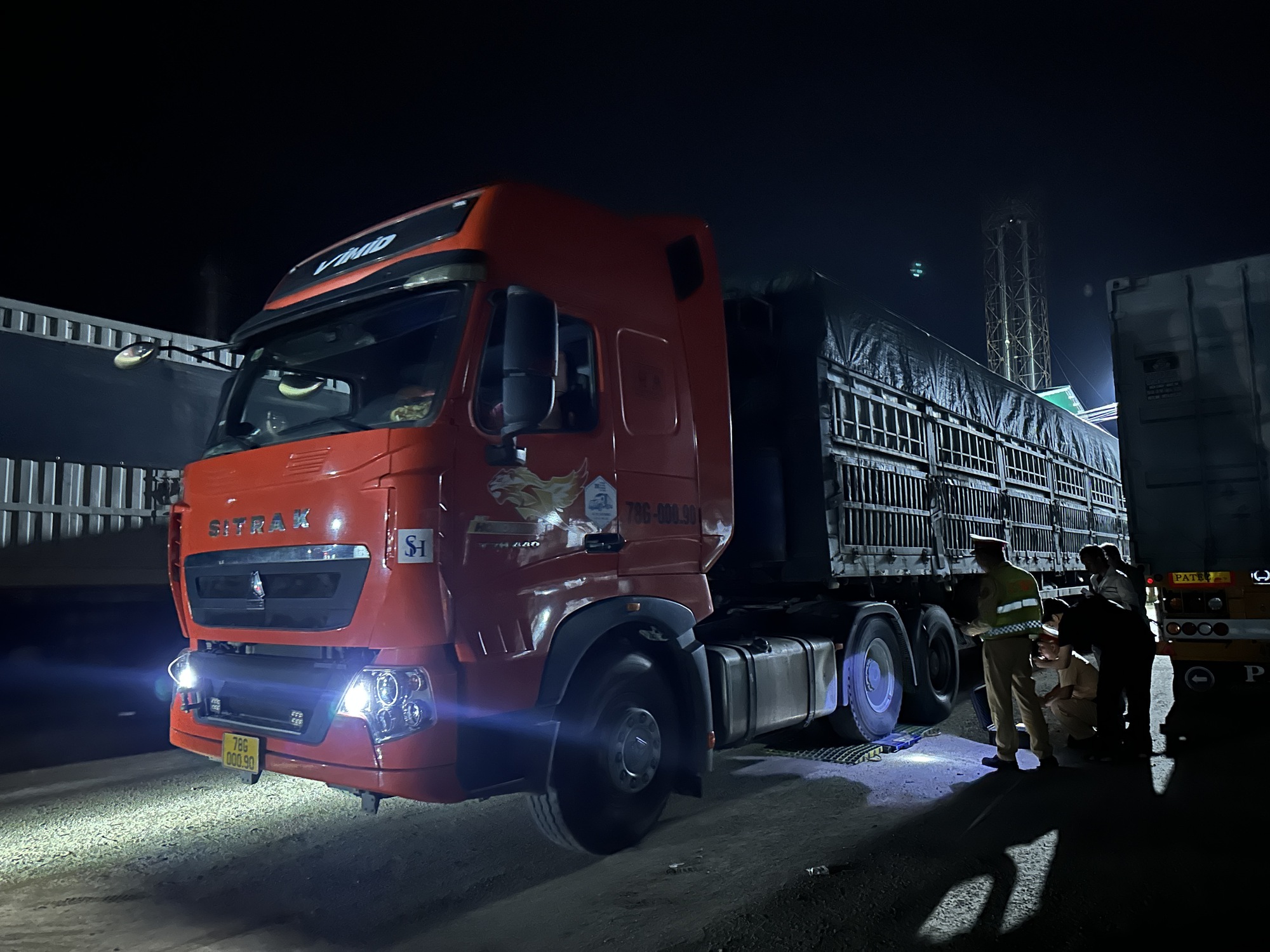 Kinh hoàng xe đầu kéo chở cát quá tải hơn 400% chạy xuyên 3 tỉnh- Ảnh 7.