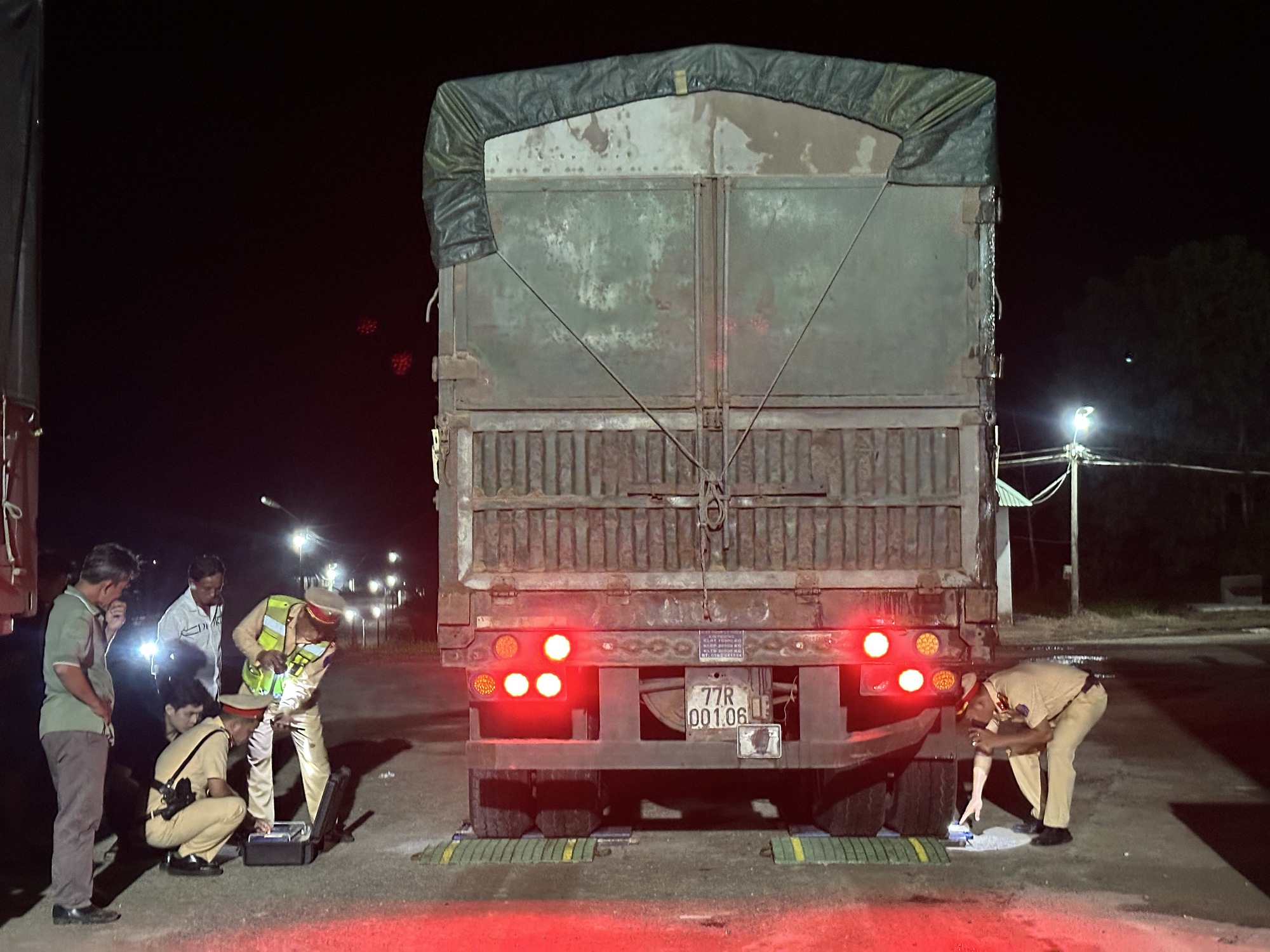 Kinh hoàng xe đầu kéo chở cát quá tải hơn 400% chạy xuyên 3 tỉnh- Ảnh 10.