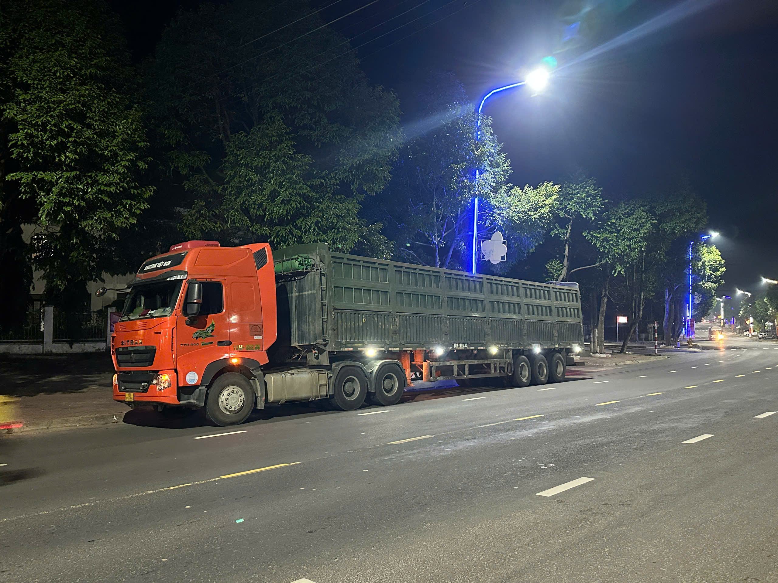 Kinh hoàng xe đầu kéo chở cát quá tải hơn 400% chạy xuyên 3 tỉnh- Ảnh 1.