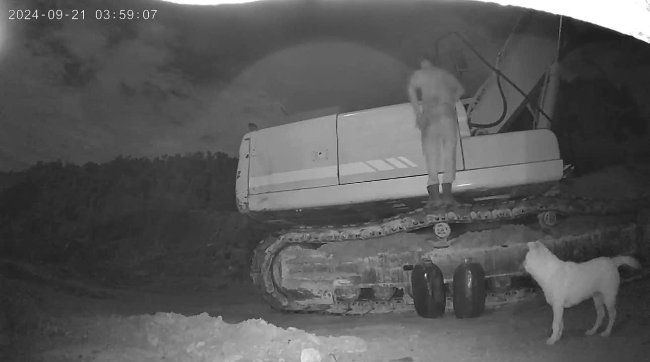 Video ghi lại cảnh đối tượng hút trộm dầu giữa đêm khuya trên công trình cao tốc Khánh Hòa – Buôn Ma Thuột- Ảnh 1. Video ghi lại cảnh đối tượng hút trộm dầu giữa đêm khuya trên công trình cao tốc Khánh Hòa – Buôn Ma Thuột- Ảnh 1.