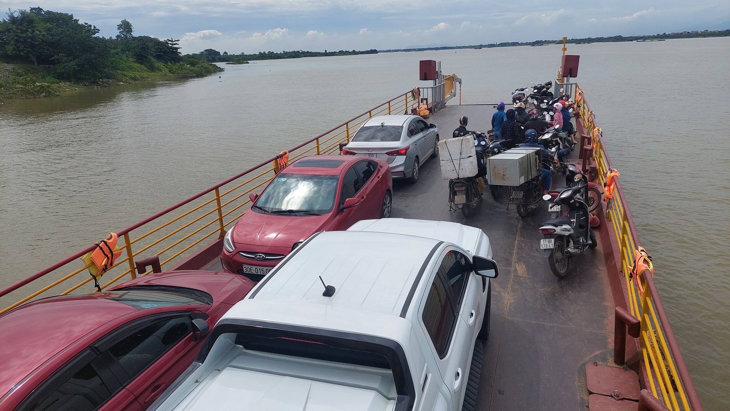 Quy định mới miễn phí qua phà đối với một số loại xe dân sự - Ảnh 1.