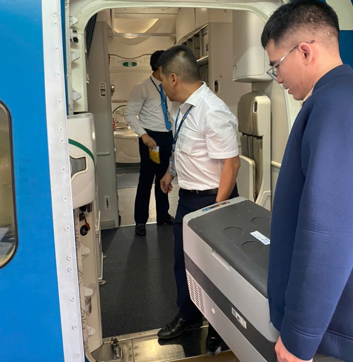 Chuyến bay phải lùi giờ cất cánh để đợi những vị khách đặc biệt cùng sứ mệnh 