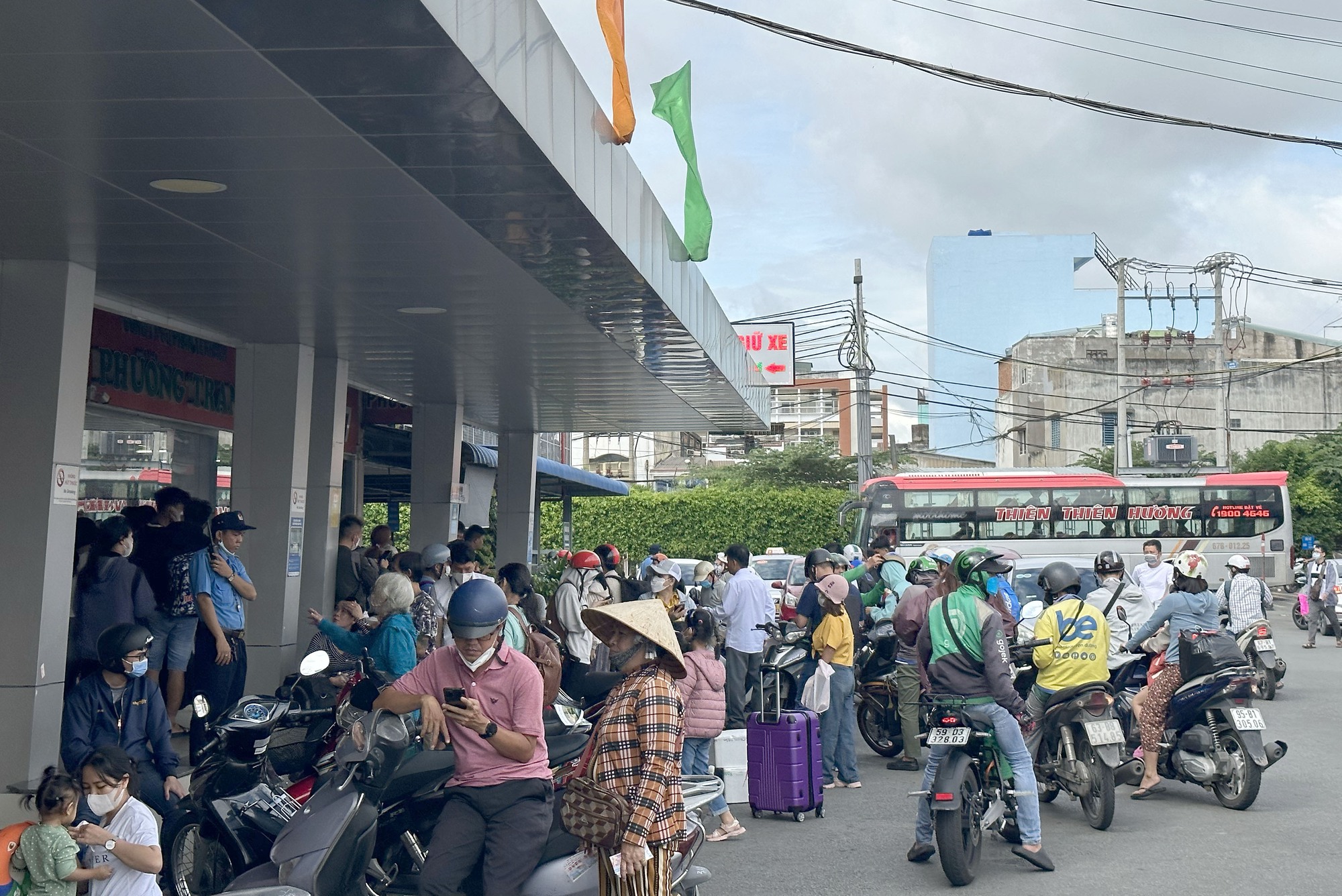 Hành khách đi lại tại các bến xe tăng cao dịp Tết Nguyên đán 2025, giá vé tăng không quá 60% - Ảnh 3.