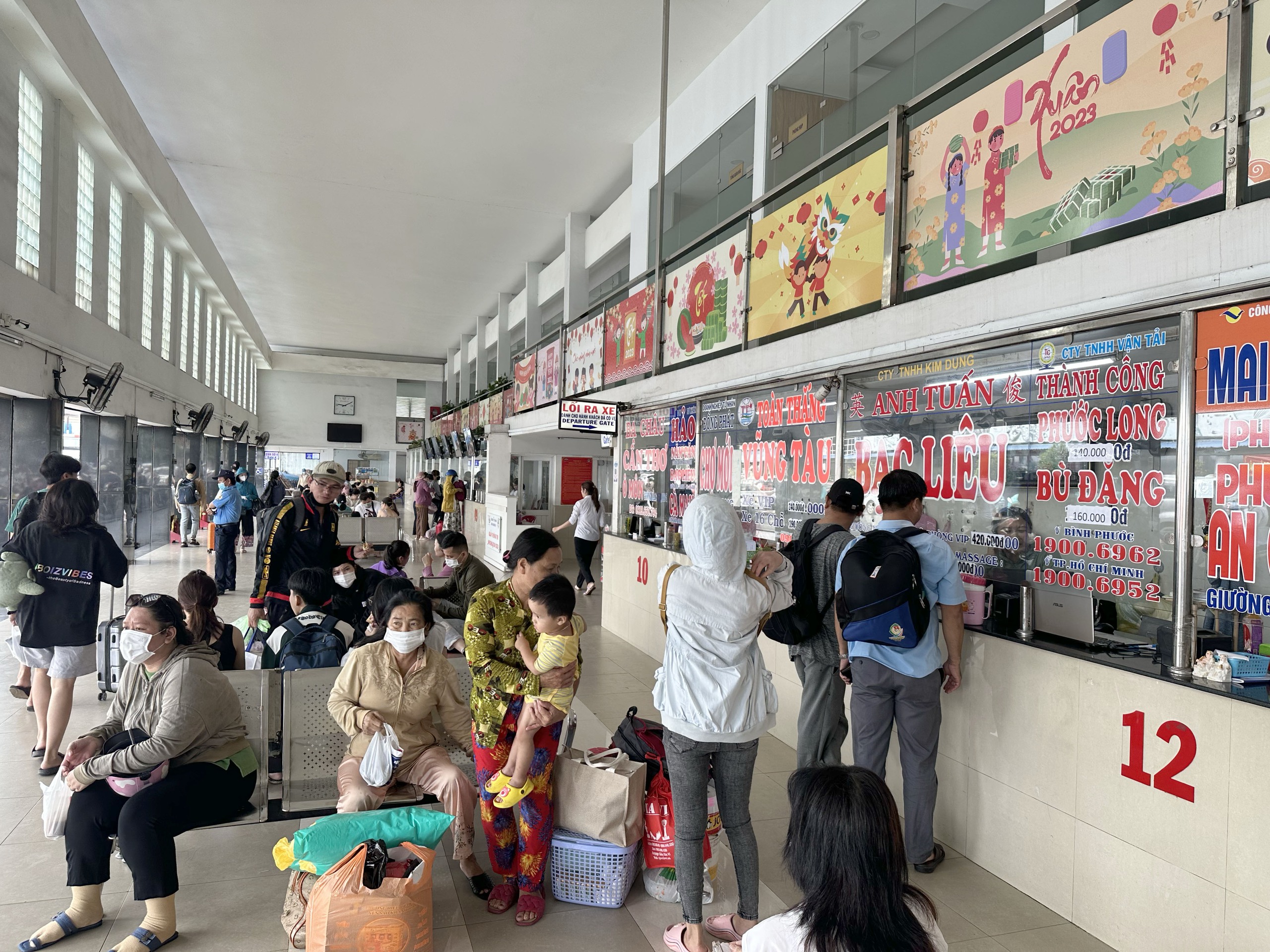 Hành khách đi lại tại các bến xe tăng cao dịp Tết Nguyên đán 2025, giá vé tăng không quá 60% - Ảnh 1.