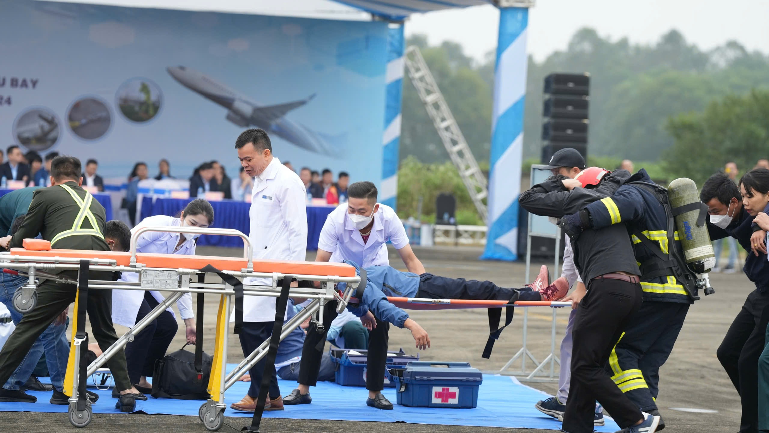 Cận cảnh tình huống chữa cháy, cứu nạn tàu bay gặp sự cố - Ảnh 7.