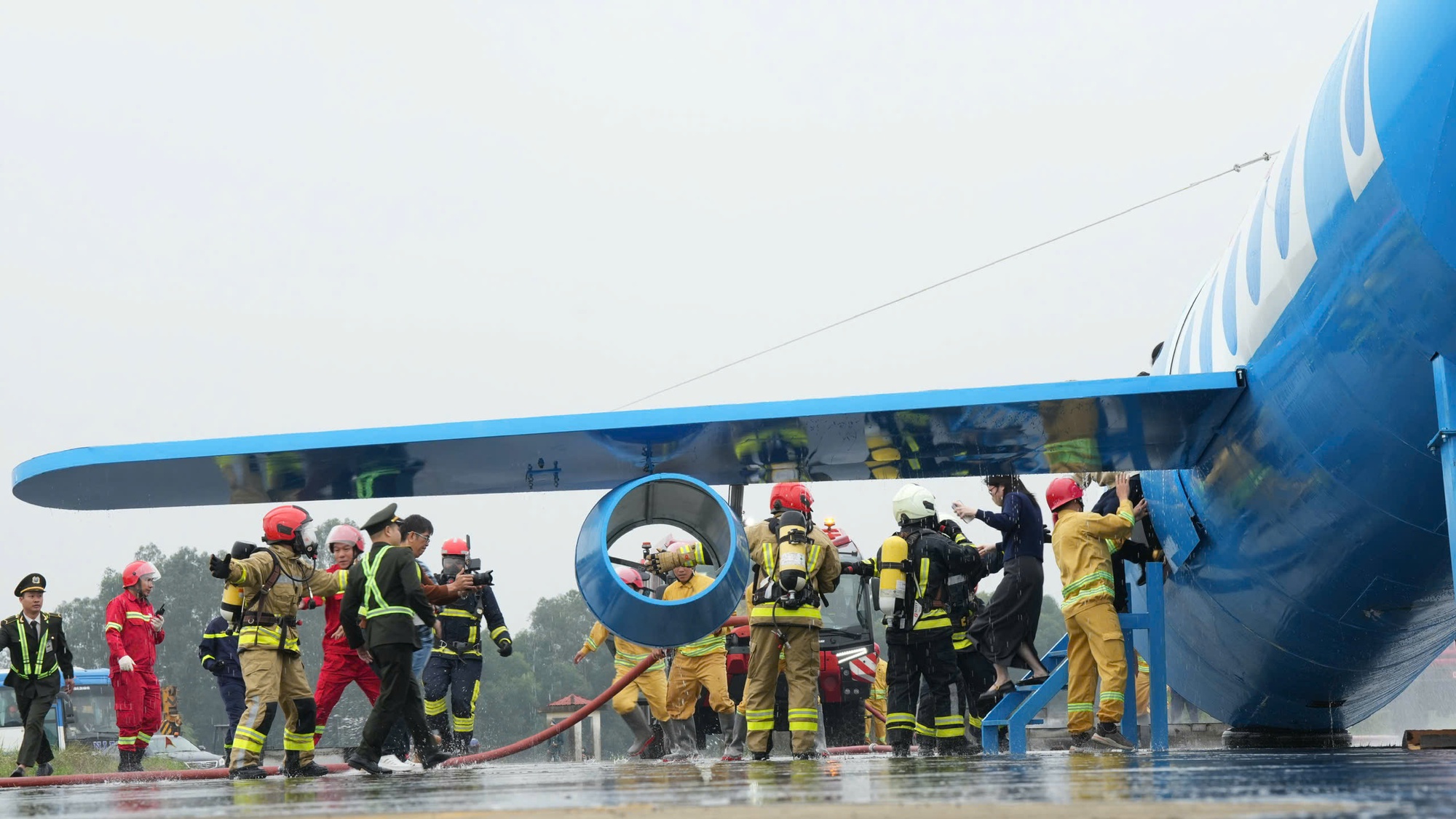 Cận cảnh tình huống chữa cháy, cứu nạn tàu bay gặp sự cố - Ảnh 6.