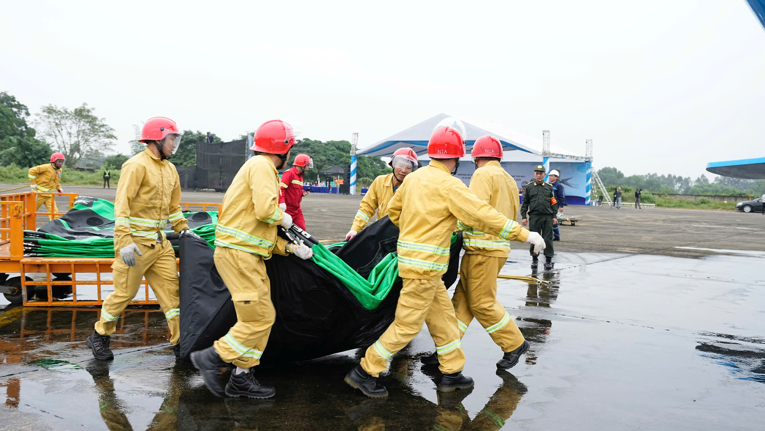 Cận cảnh tình huống chữa cháy, cứu nạn tàu bay gặp sự cố - Ảnh 9.