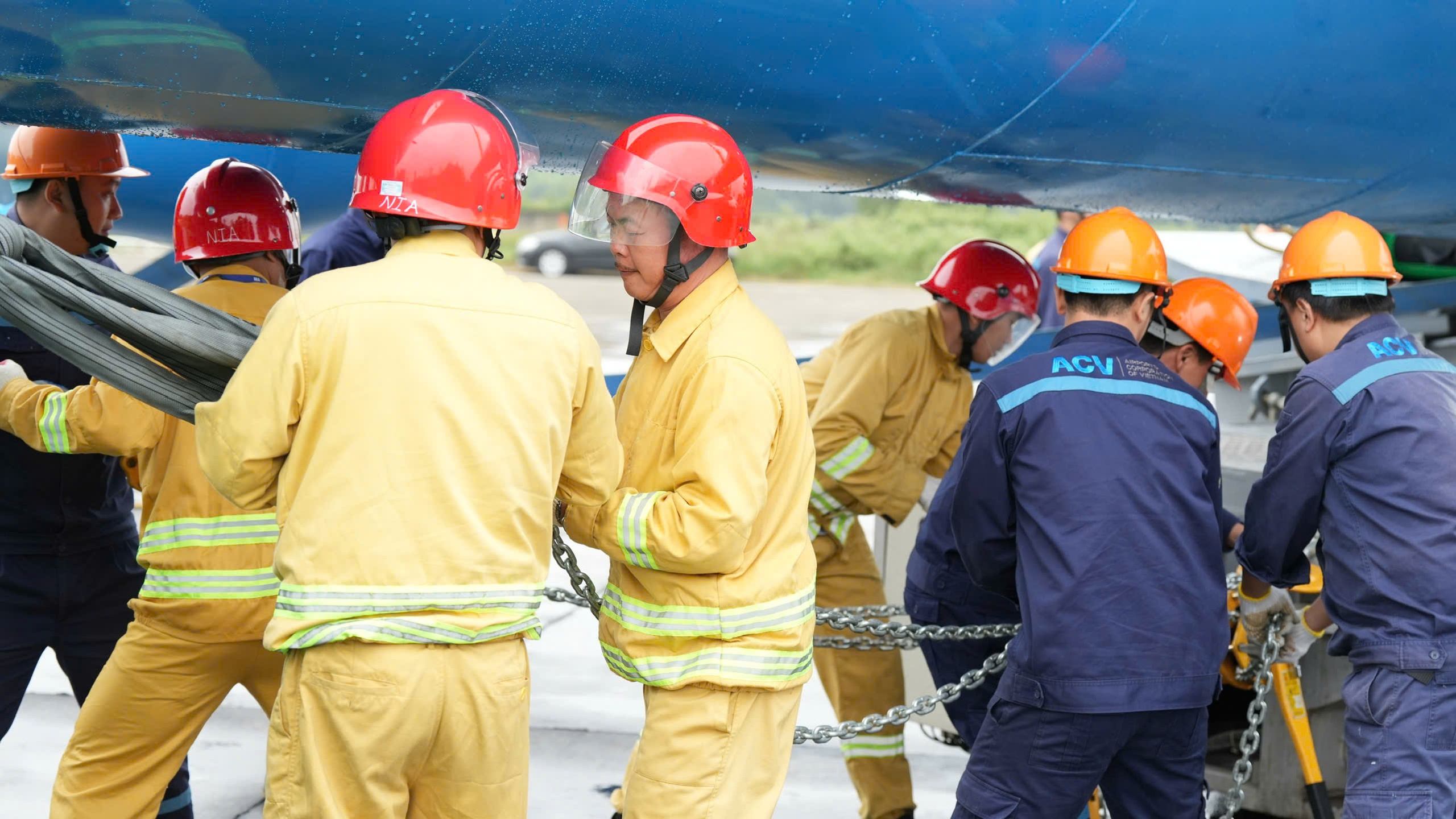 Cận cảnh tình huống chữa cháy, cứu nạn tàu bay gặp sự cố - Ảnh 1.