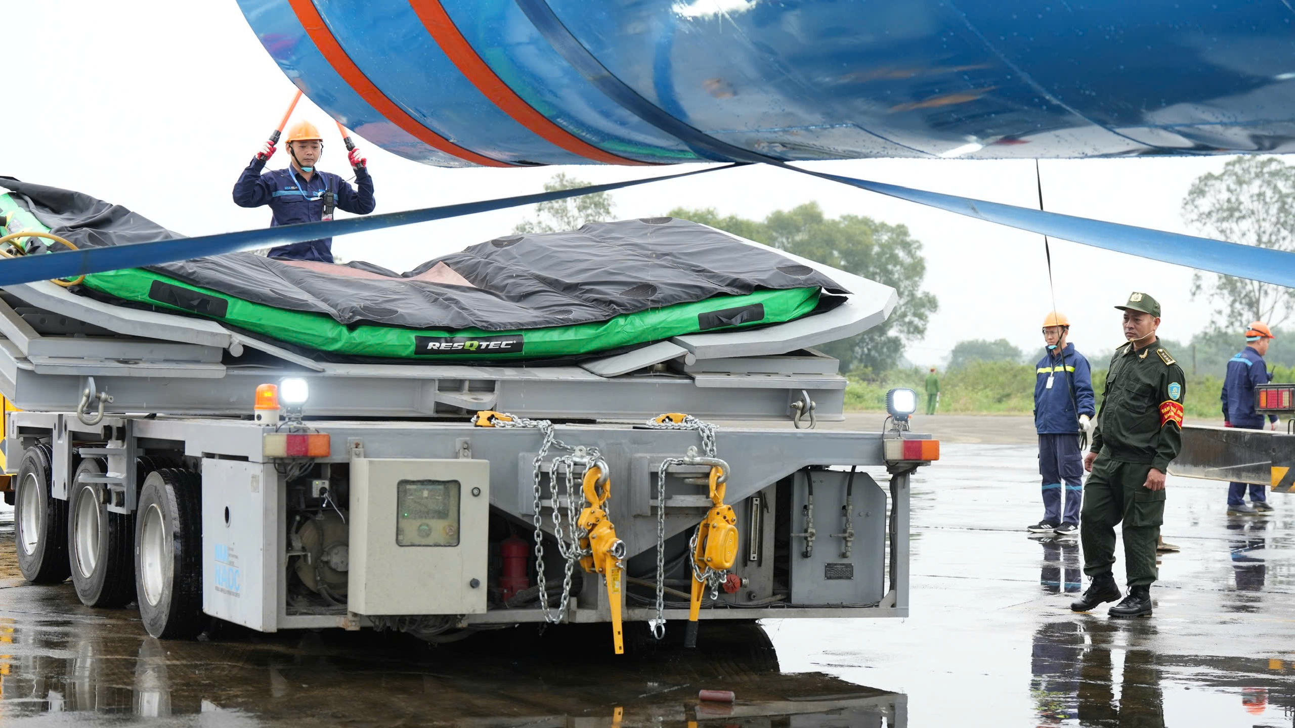 Cận cảnh tình huống chữa cháy, cứu nạn tàu bay gặp sự cố - Ảnh 2.