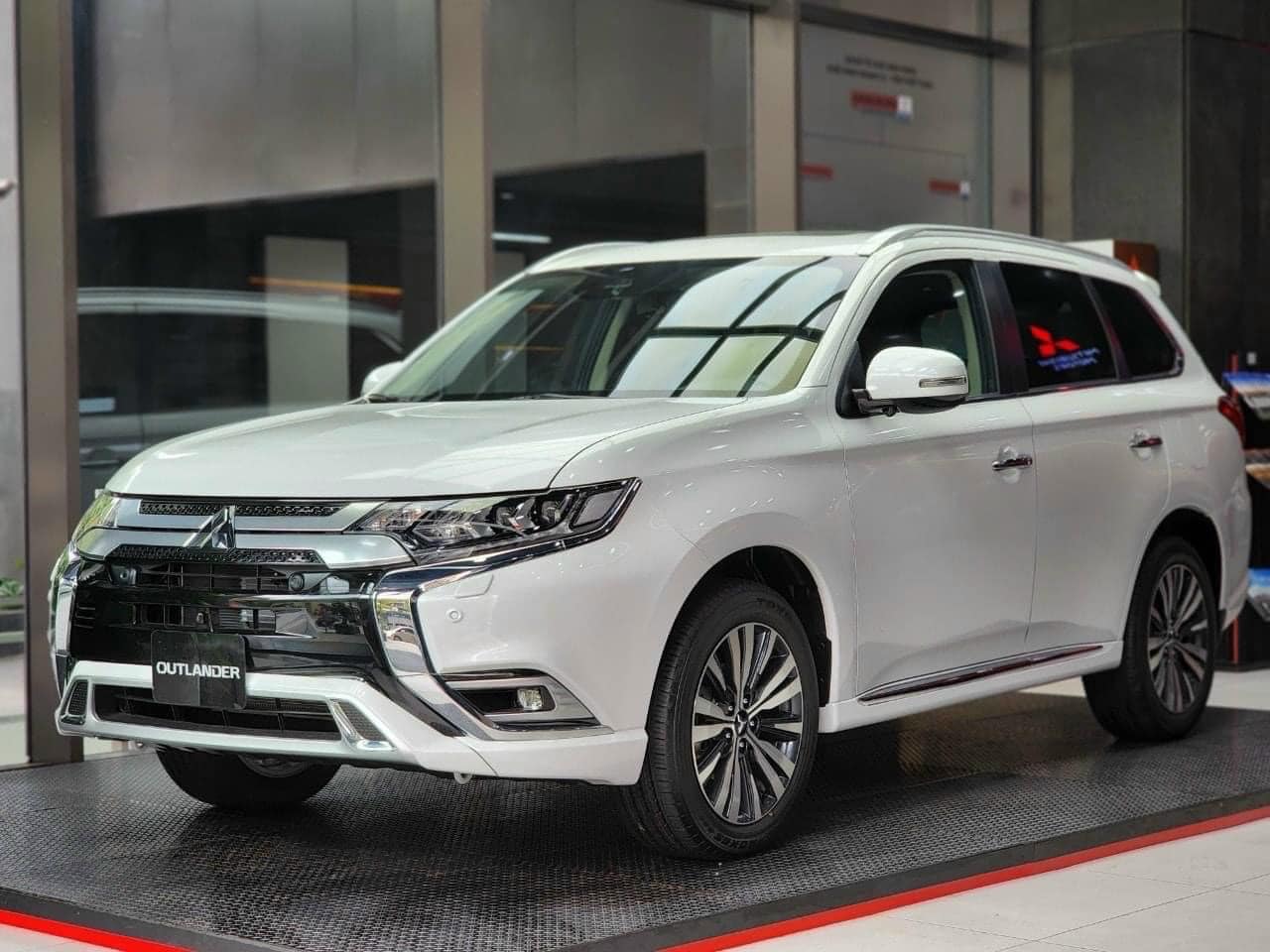 Giá xe Mitsubishi Outlander lăn bánh tháng 12/2024: Giảm chạm đáy, rẻ nhất phân khúc- Ảnh 1.