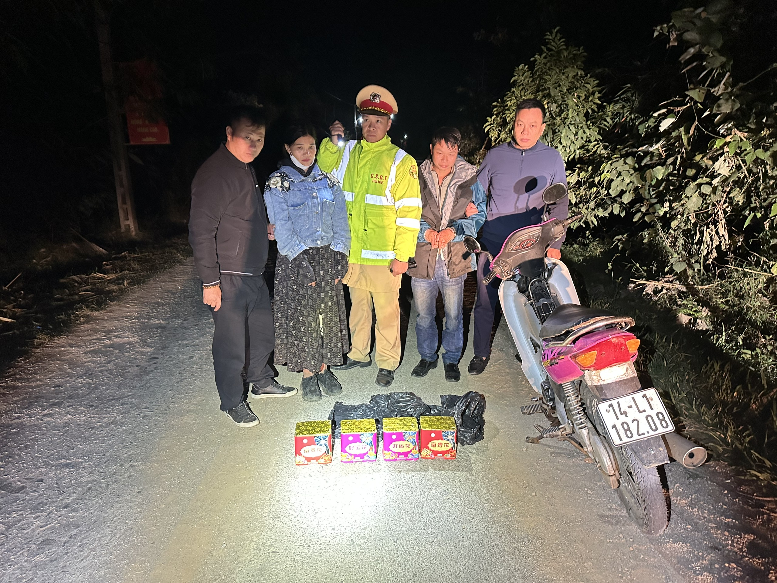 CSGT bắt giữ đôi vợ chồng mang 6kg pháo trên đường- Ảnh 1.