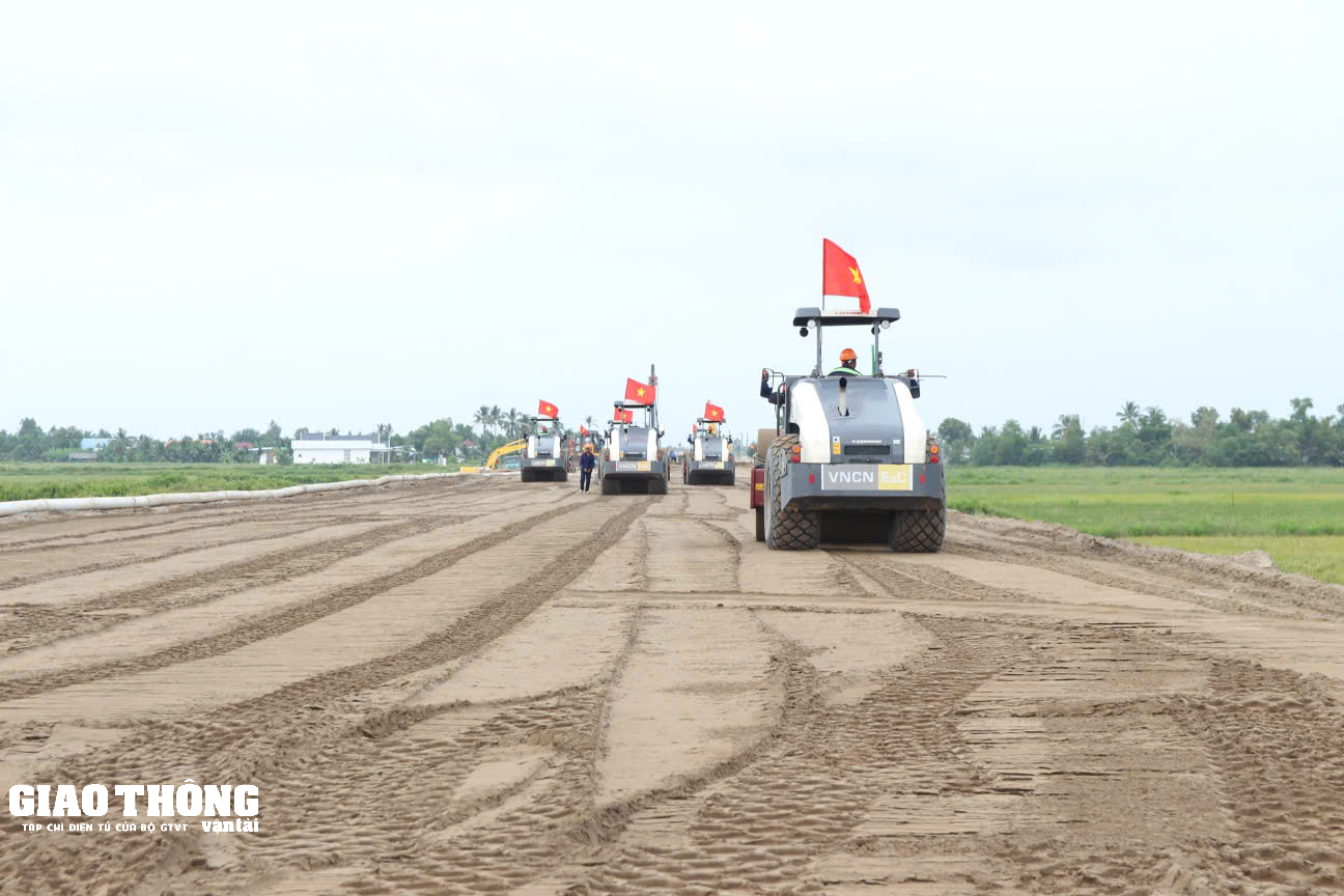 Xử lý nghiêm nhà thầu chậm tiến độ cao tốc Cần Thơ - Cà Mau - Ảnh 2.